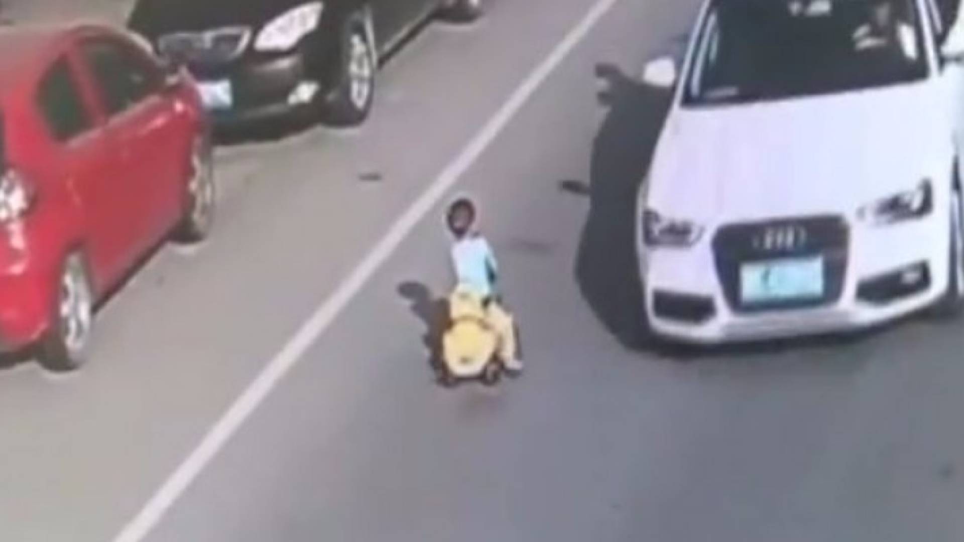 طفل صيني شجاع يقتحم السيارات بلعبته