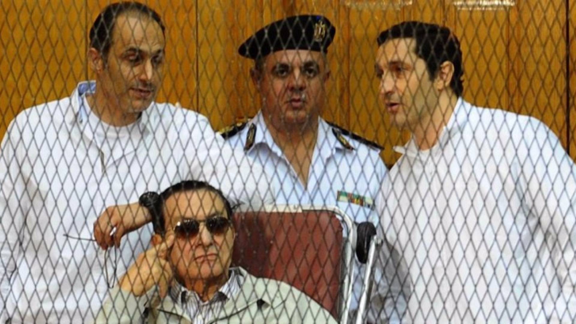 مبارك ونجلاه أثناء محاكمتهم