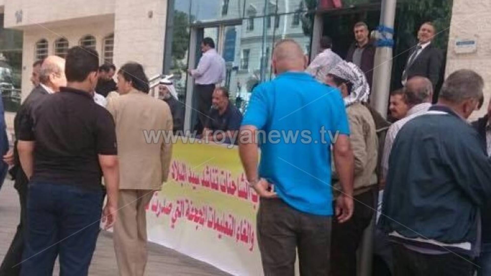 جانب من اعتصام اصحاب الشاحنات امام وزارة النقل 