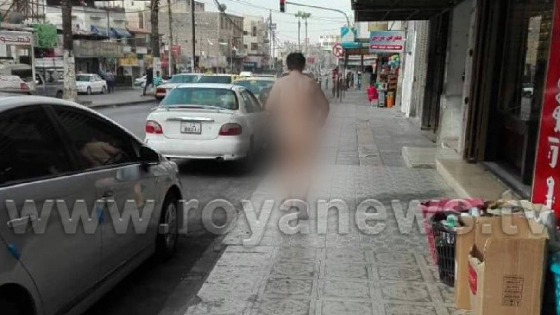 رجل يمشي عاريا في شوارع اربد