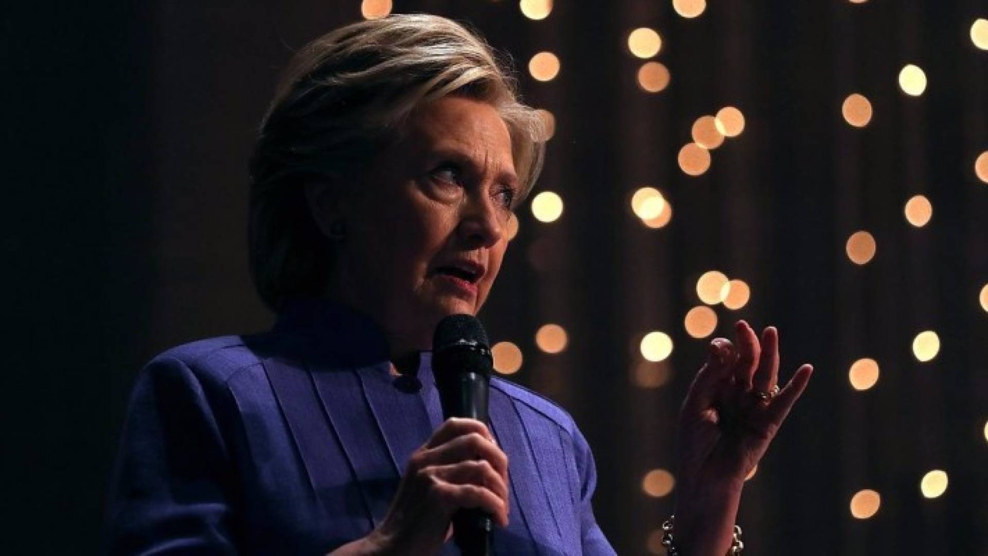 كلينتون تواجه متاعب متعلقة بالأمن المعلوماتي