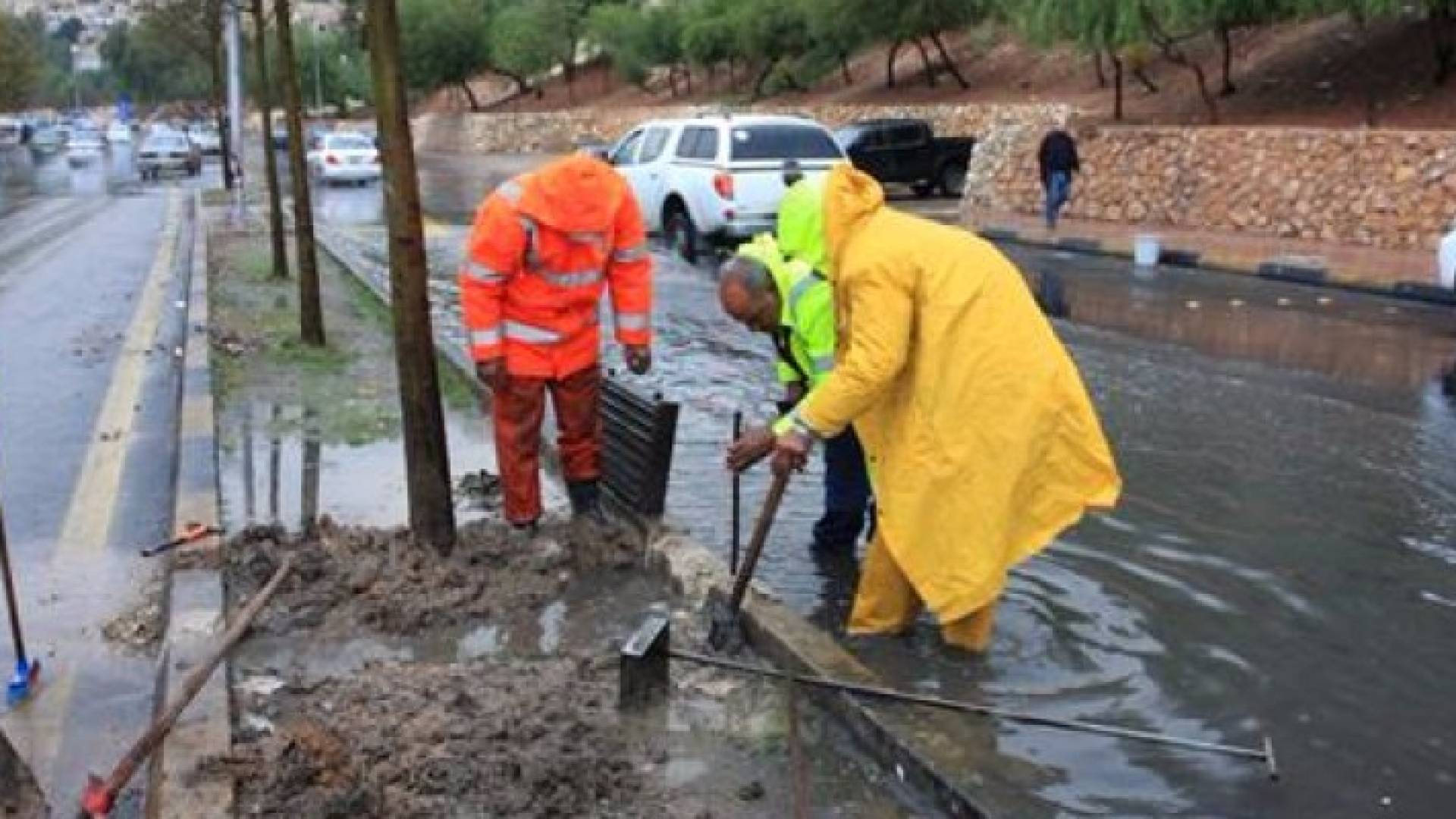 كوادرالامانة تتعامل مع مناهل تصريف مياه الأمطار - ارشيفية