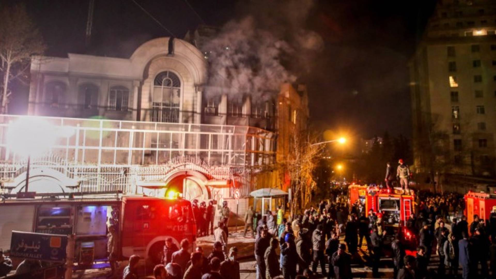 خلال اقتحام المتظاهرين الايرانيين للسفارة السعودية في طهران - أرشيفية