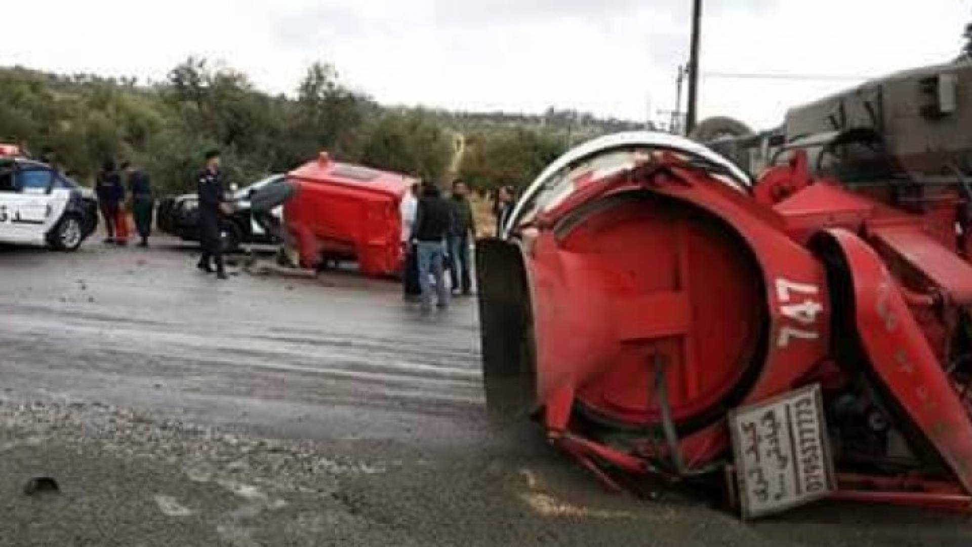 تدهور شاحنة على طريق جرش بسبب الأمطار