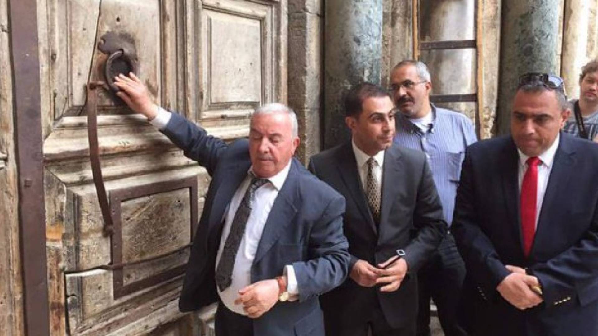 عائلتان مسلمتان تحرسان أقدس كنيسة مسيحية 