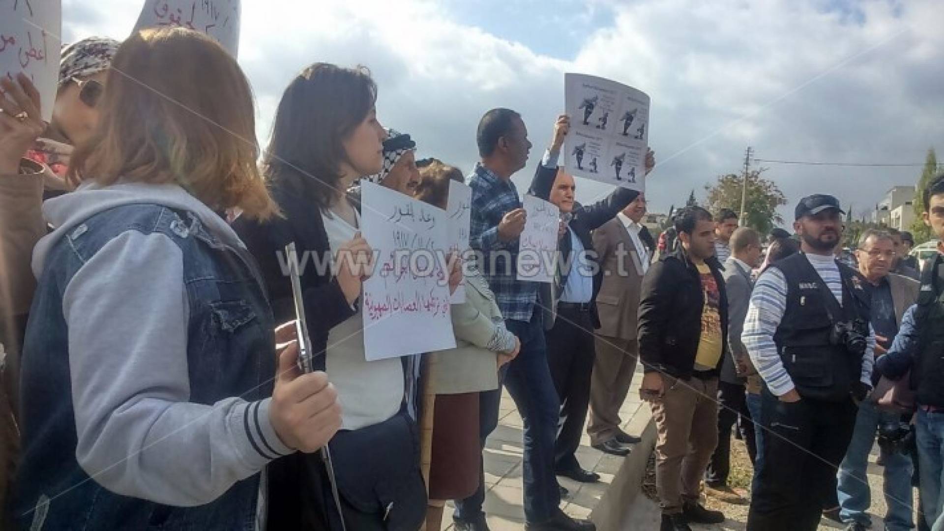 اعتصام امام السفارة البريطانية بعمان بذكرى وعد بلفور..صور