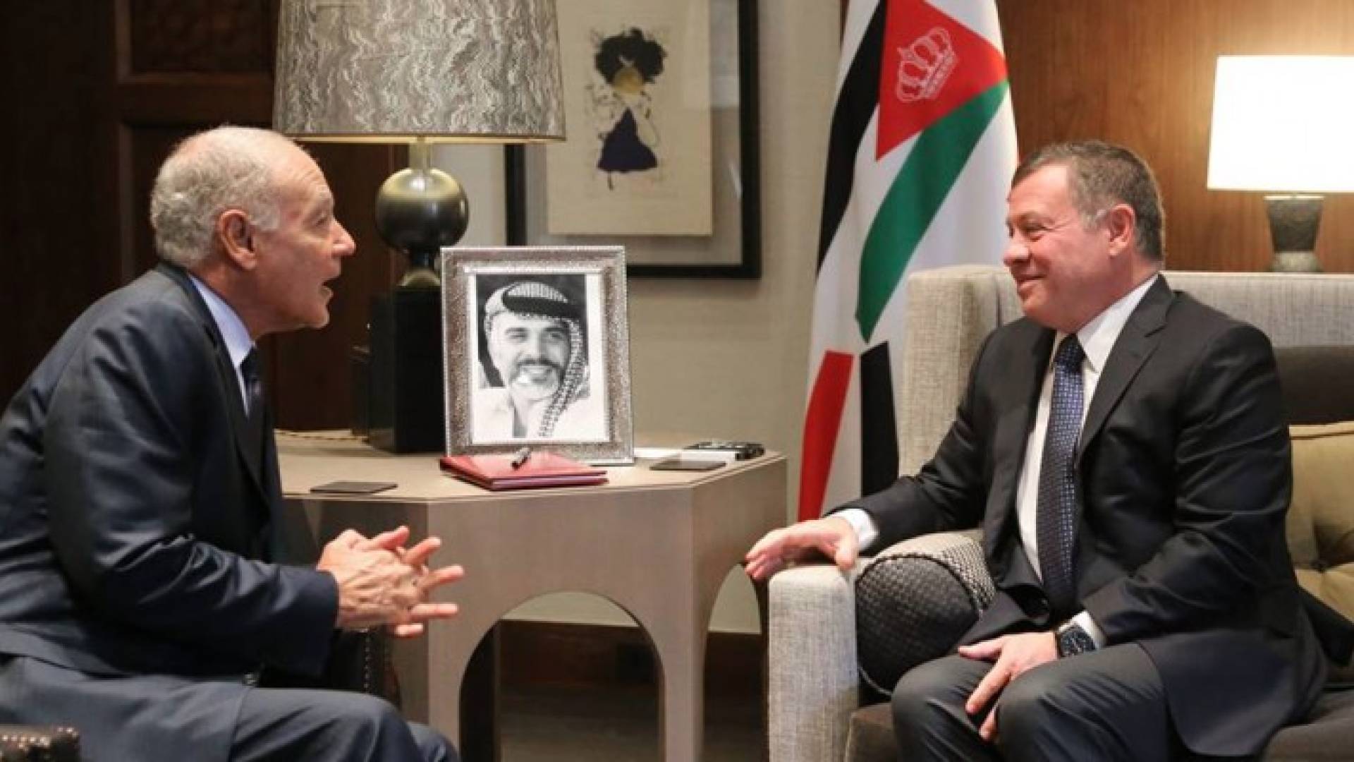 الملك يستقبل أبو الغيط وقائد العمليات الخاصة الأمريكية