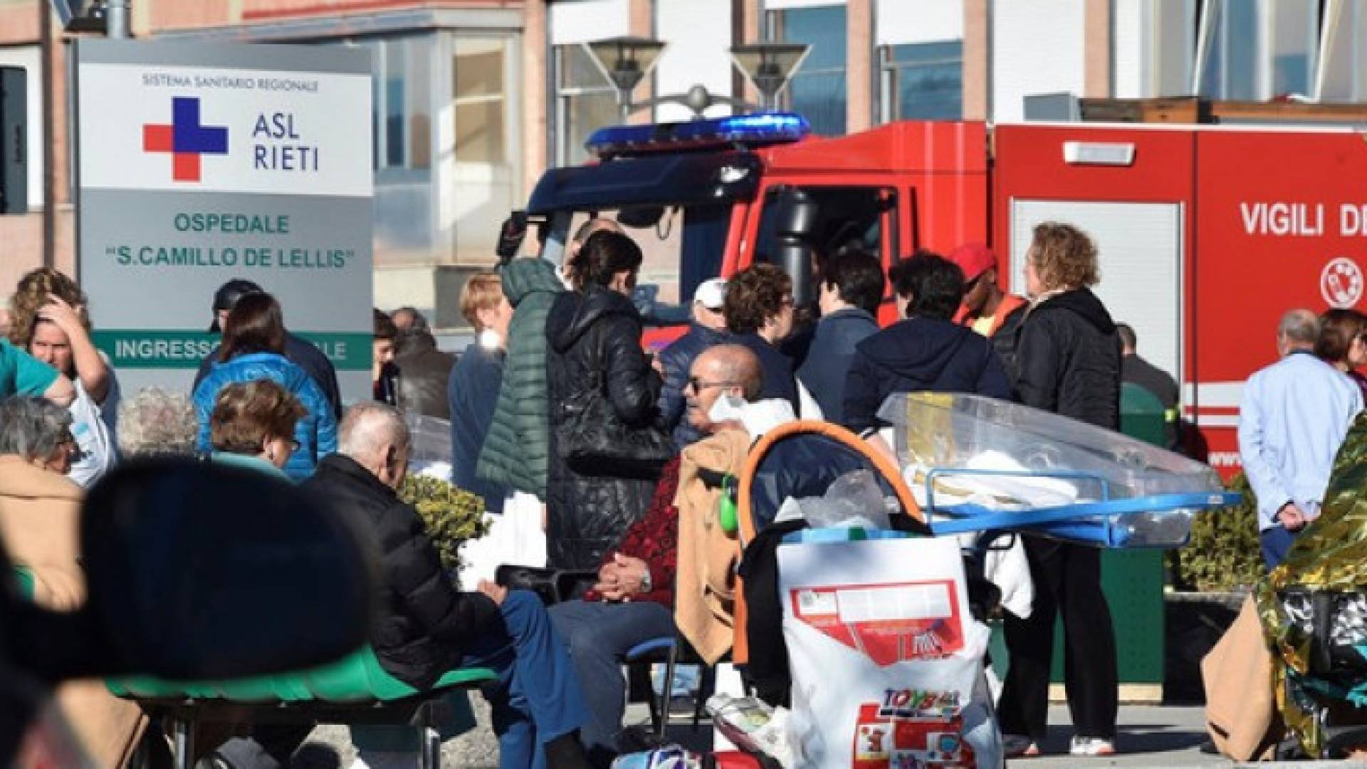 عملية إجلاء للمرضى من أحد المستشفيات عقب زلزال -ارشيفية