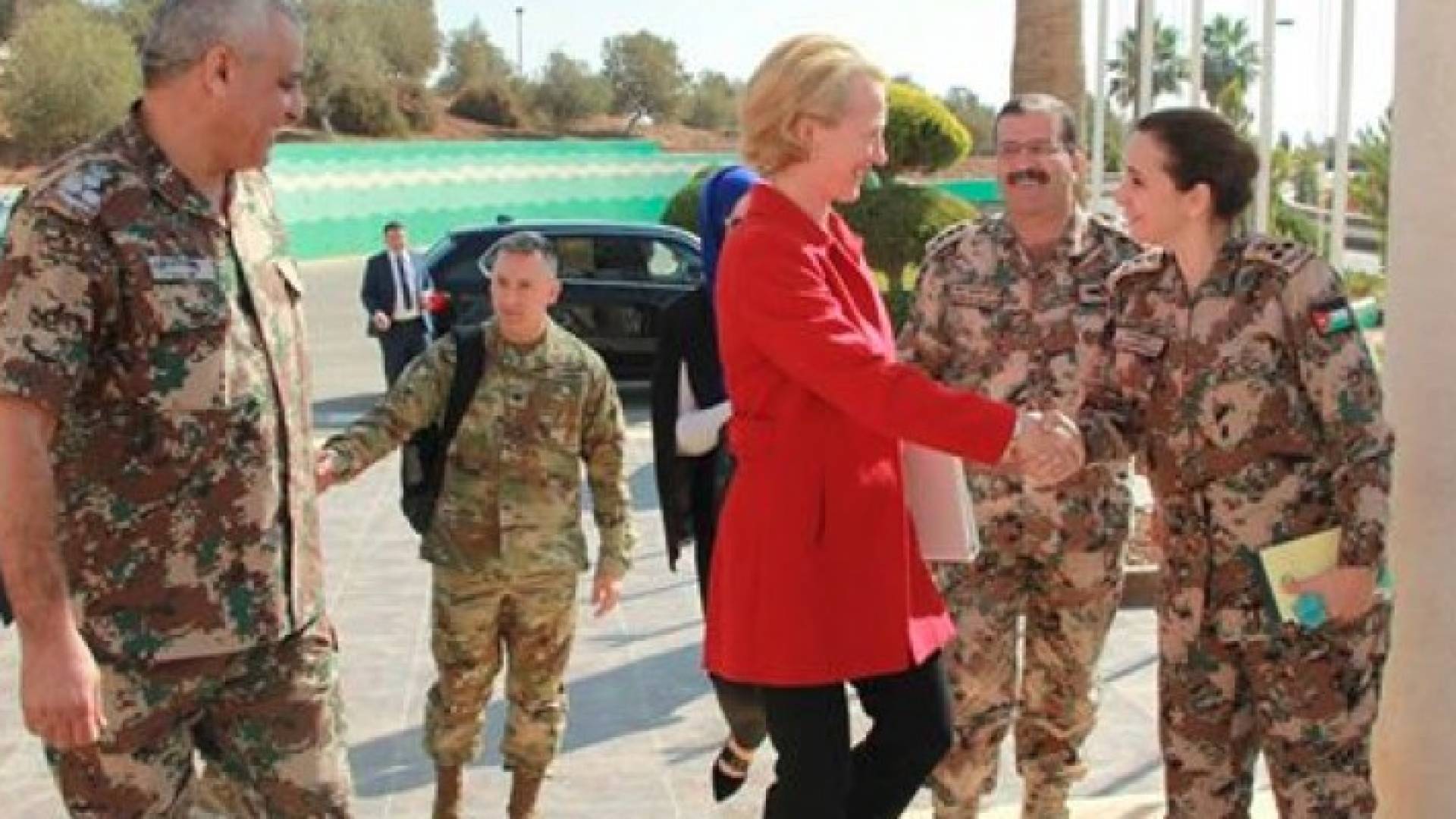 السفيرة الامريكية تزور كلية الدفاع الملكية الاردنية