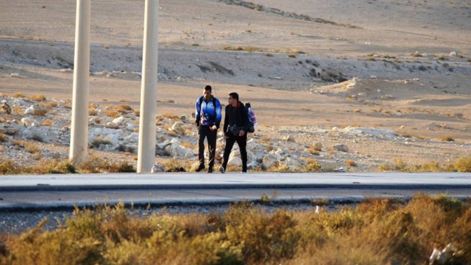 الزميل امين العطلة ورفيقه محمود فليفل اثناء توجههم الى العقبة سيرا على الأقدام 