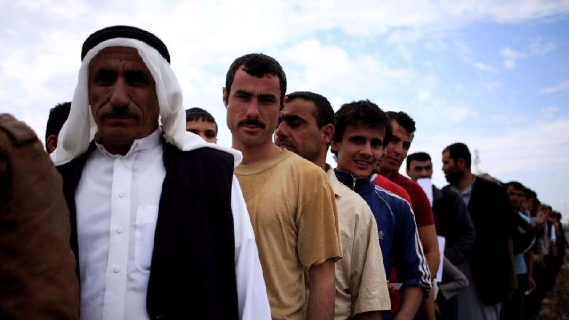 نازحون في منطقة خازر يصطفون للحصول على مساعدات