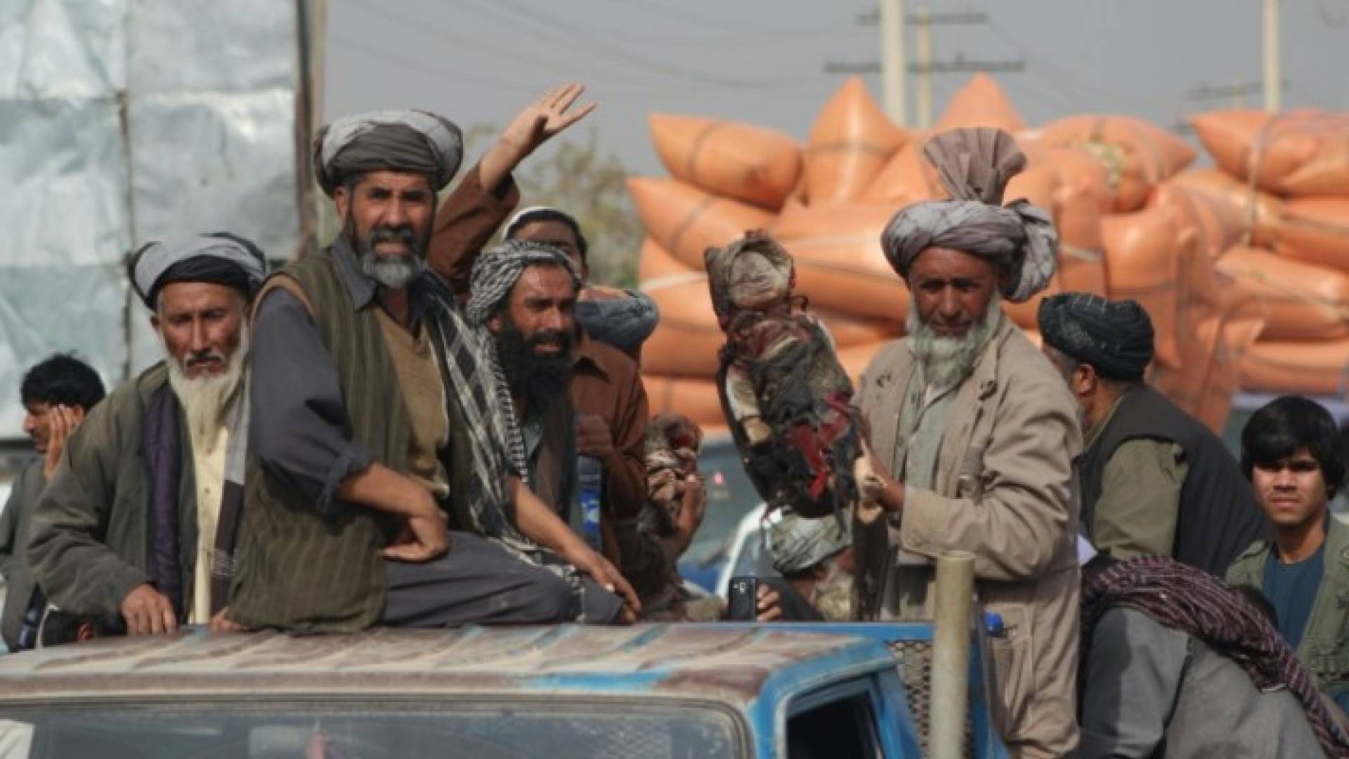 افغاني يحمل جثة طفل بعد غارة جوية شنها حلف شمال الاطلسي في ولاية قندوز بشمال افغانستان 