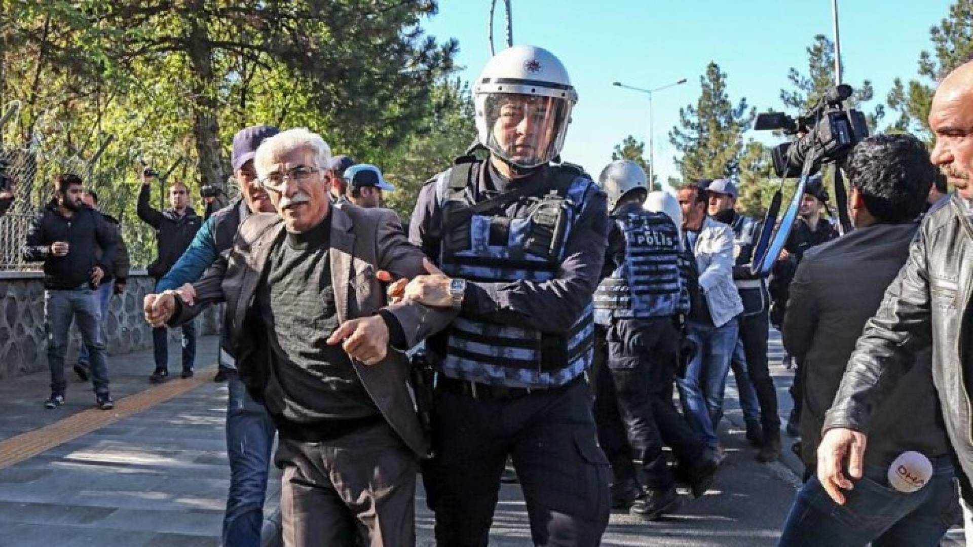 عناصر من الشرطة يعتقلون محتجا على الاعتقالات في صفوف الأكراد بمدينة ديار بكر الجمعة