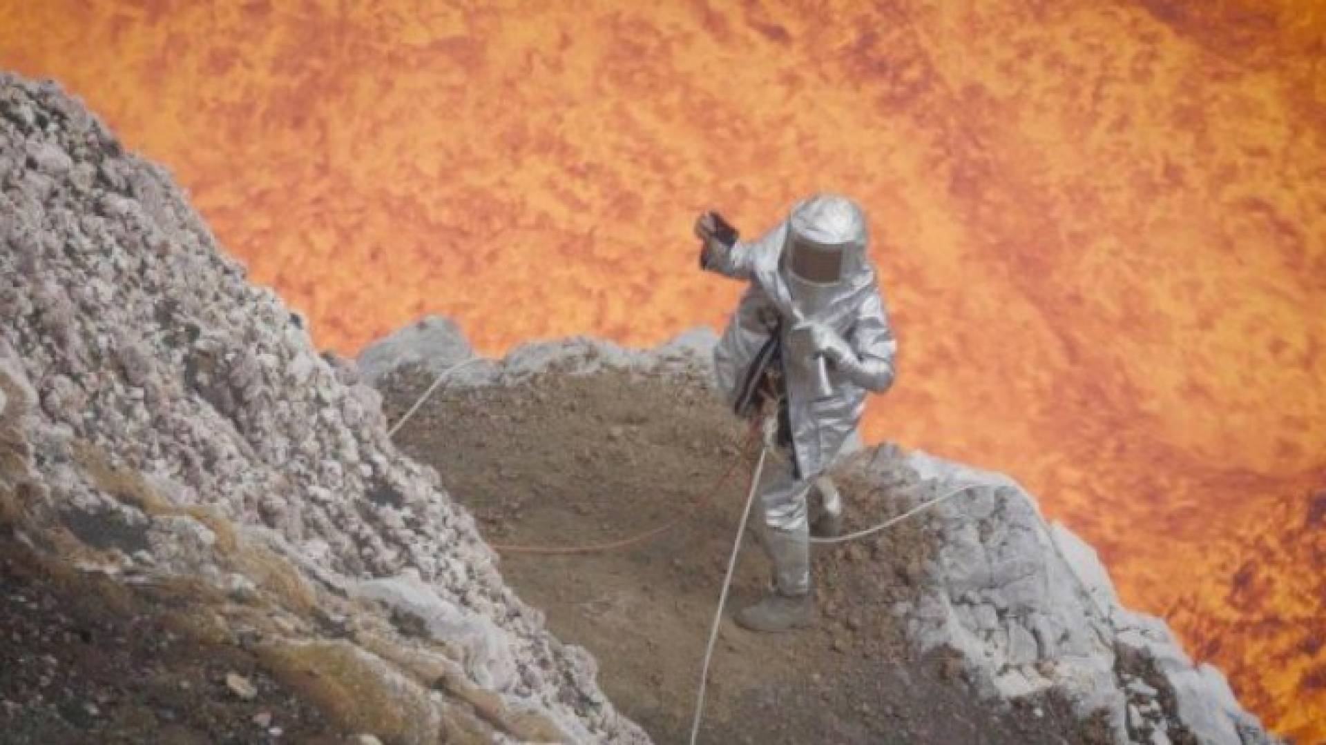 عالم طبيعة وهو يحاول التقاط سيلفي