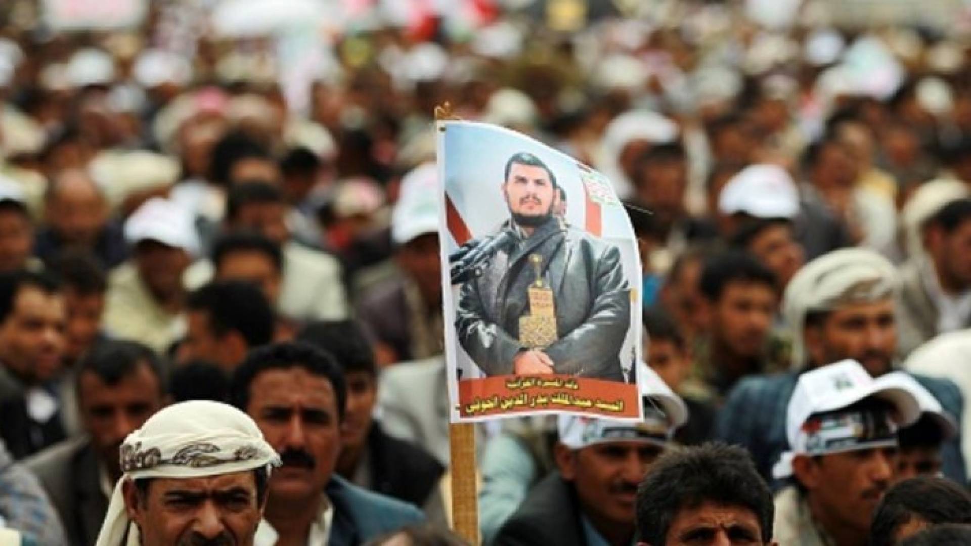 أنصار الحوثي يرفعون صورة زعيمهم خلال مظاهرة في العاصمة صنعاء - أرشيف.
