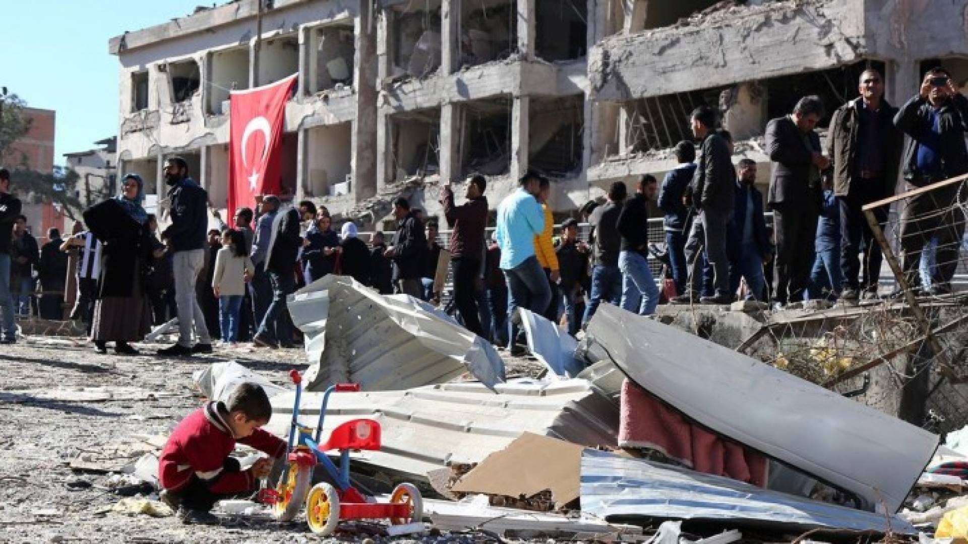 طفل يحاول أن يلهو وسط الدمار الذي سببه انفجار سيارة ملغومة في ديار بكر