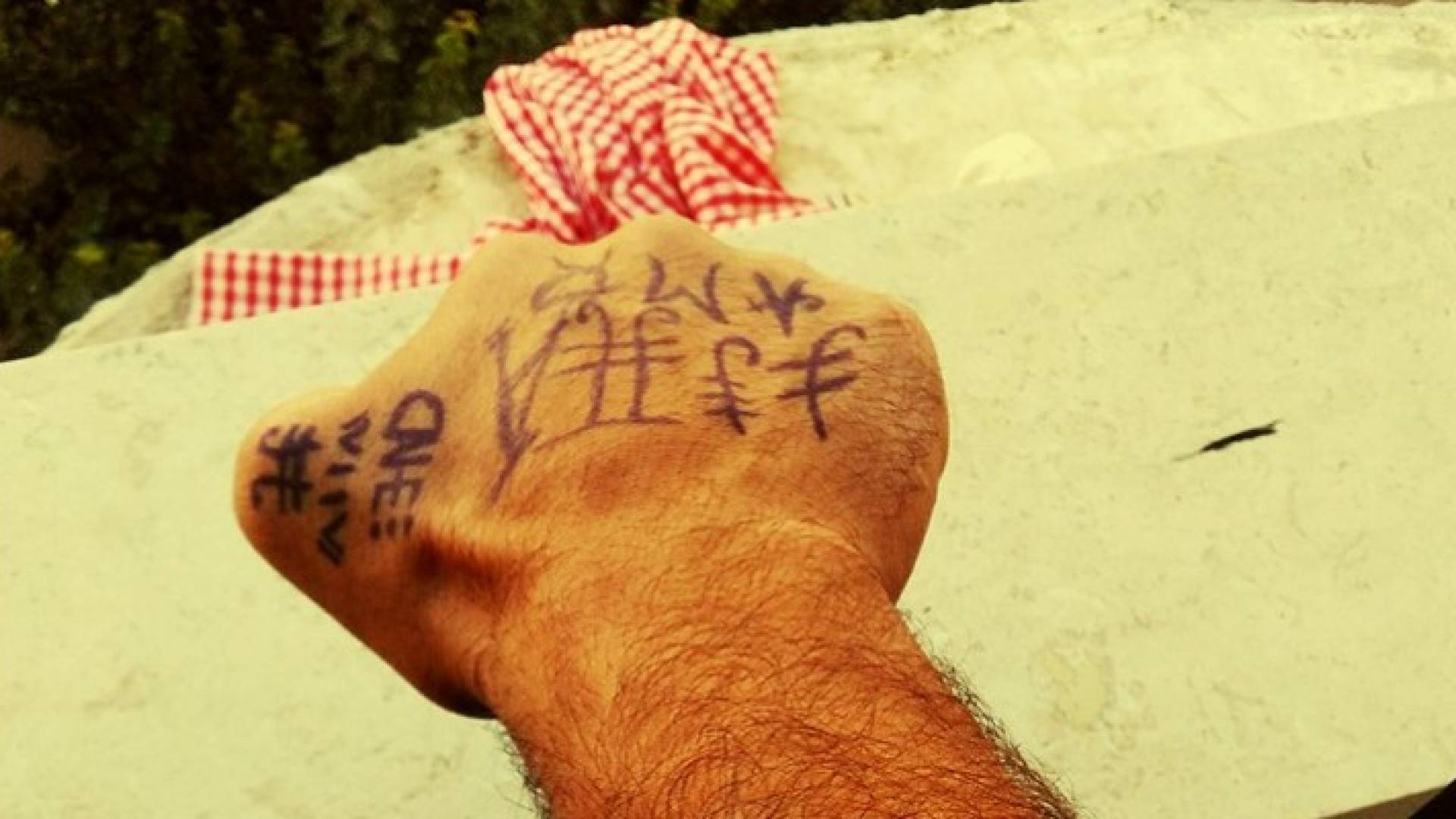 بعض الرموز والكتابات الغريبة التي كان القاتل يضعها على جسده