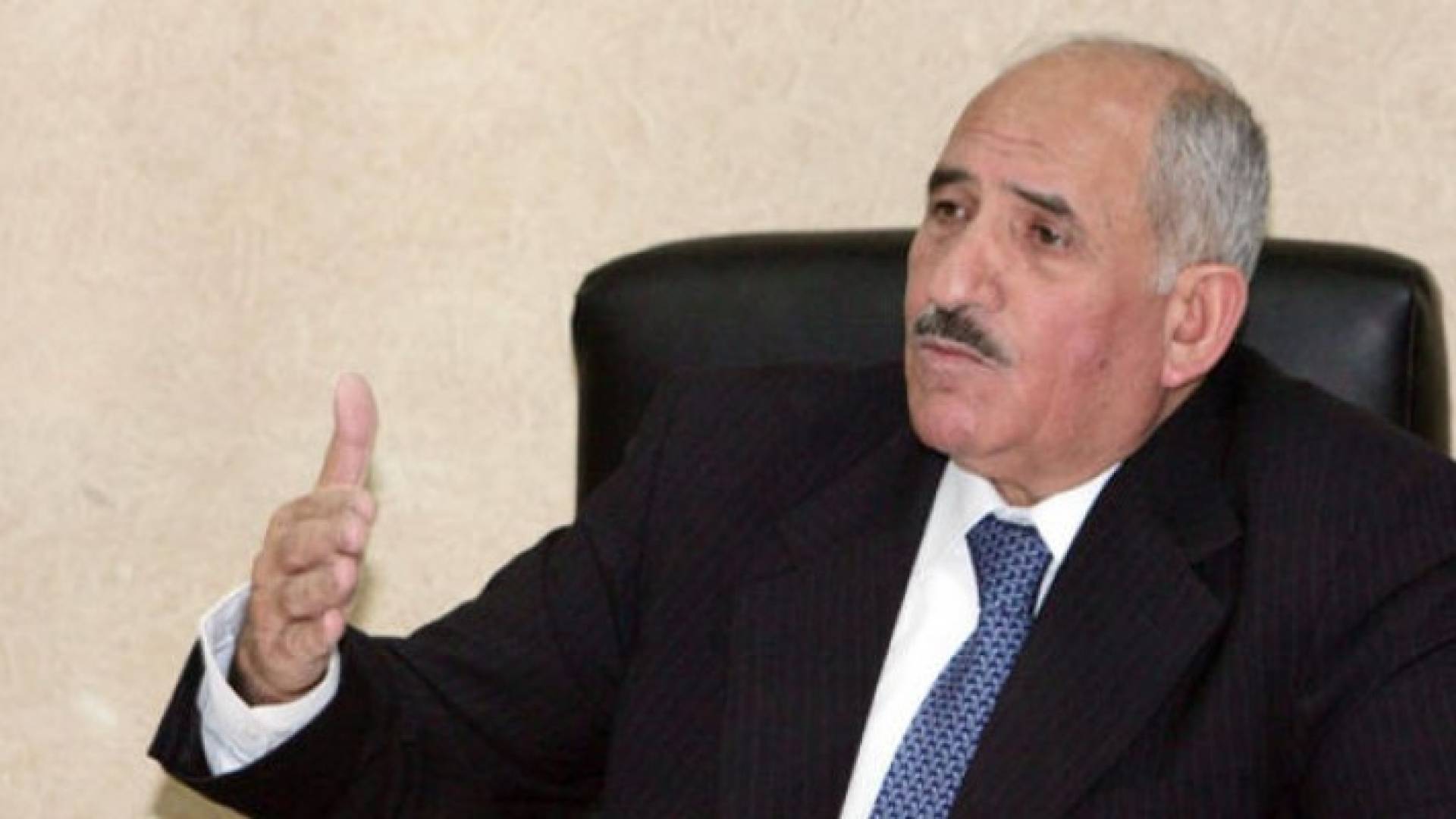 الذنيبات يتسلم التقرير النهائي للجنة دراسة المناهج 