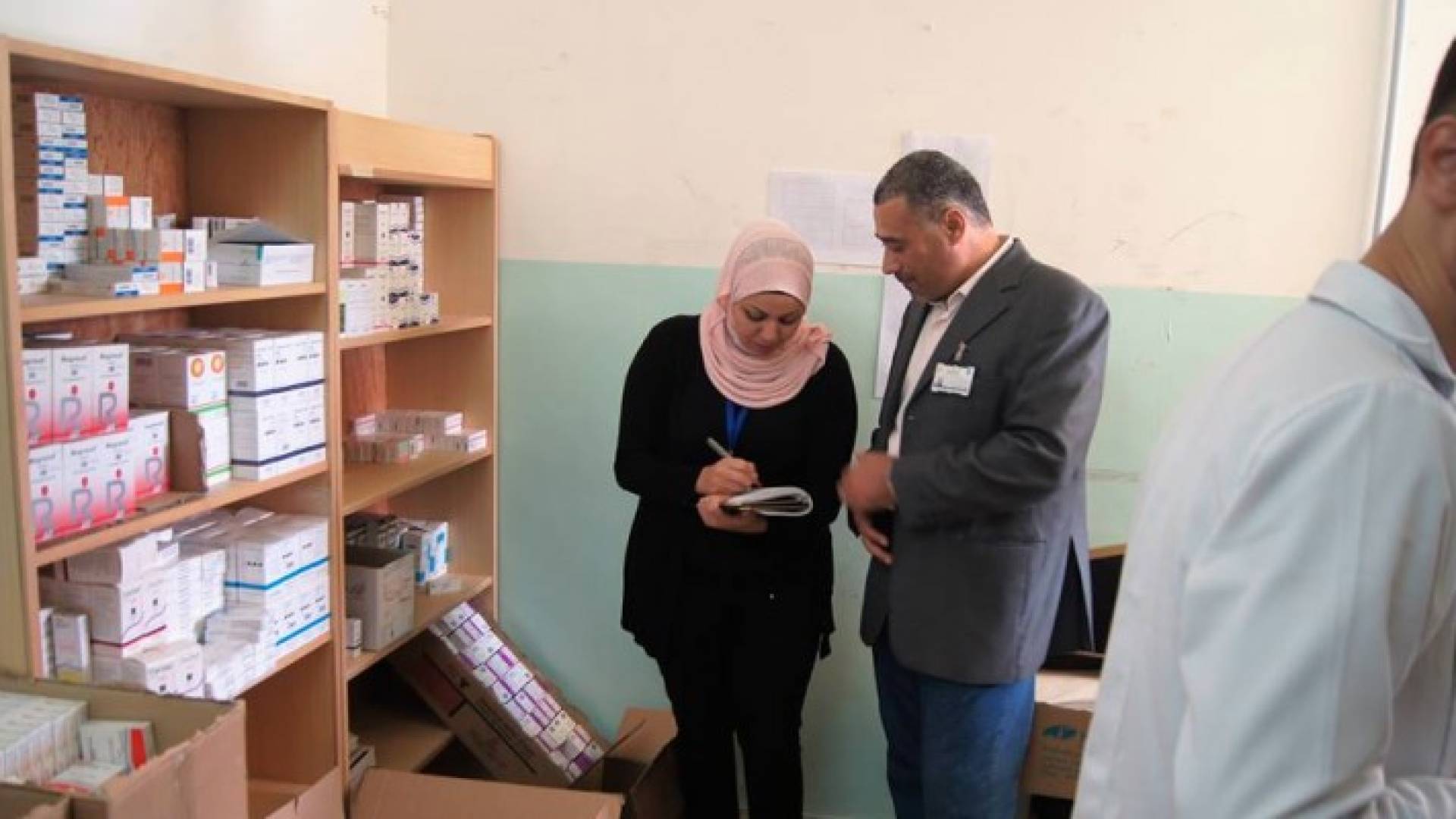 مستشفى الجامعة الاردنية يقيم يوما طبيا مجانيا في لواء الشوبك 