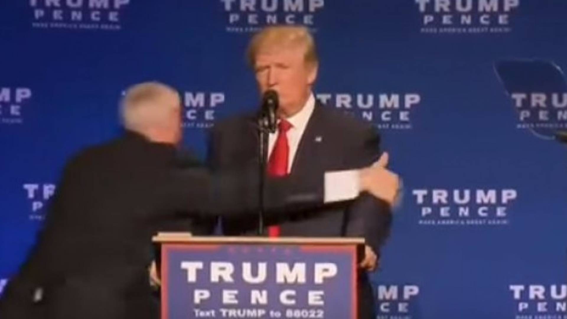 إجلاء ترامب من على المنصة بعد تهديد أمني