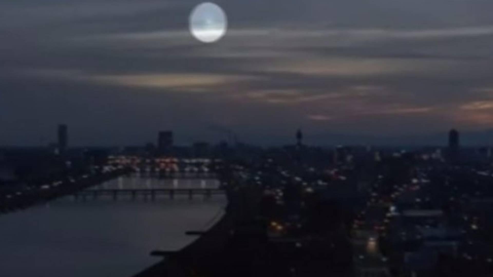 ضوء أخضر غامض في سماء اليابان