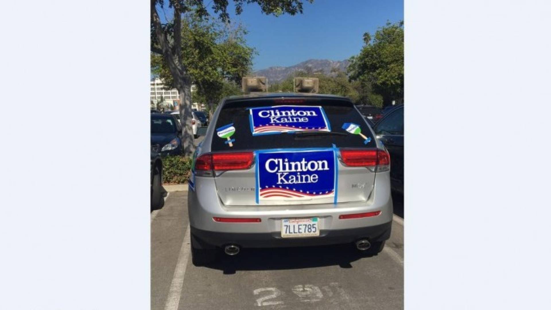  سيارة تحمل اسم كلينتون ومزودة بمكبرات للصوت