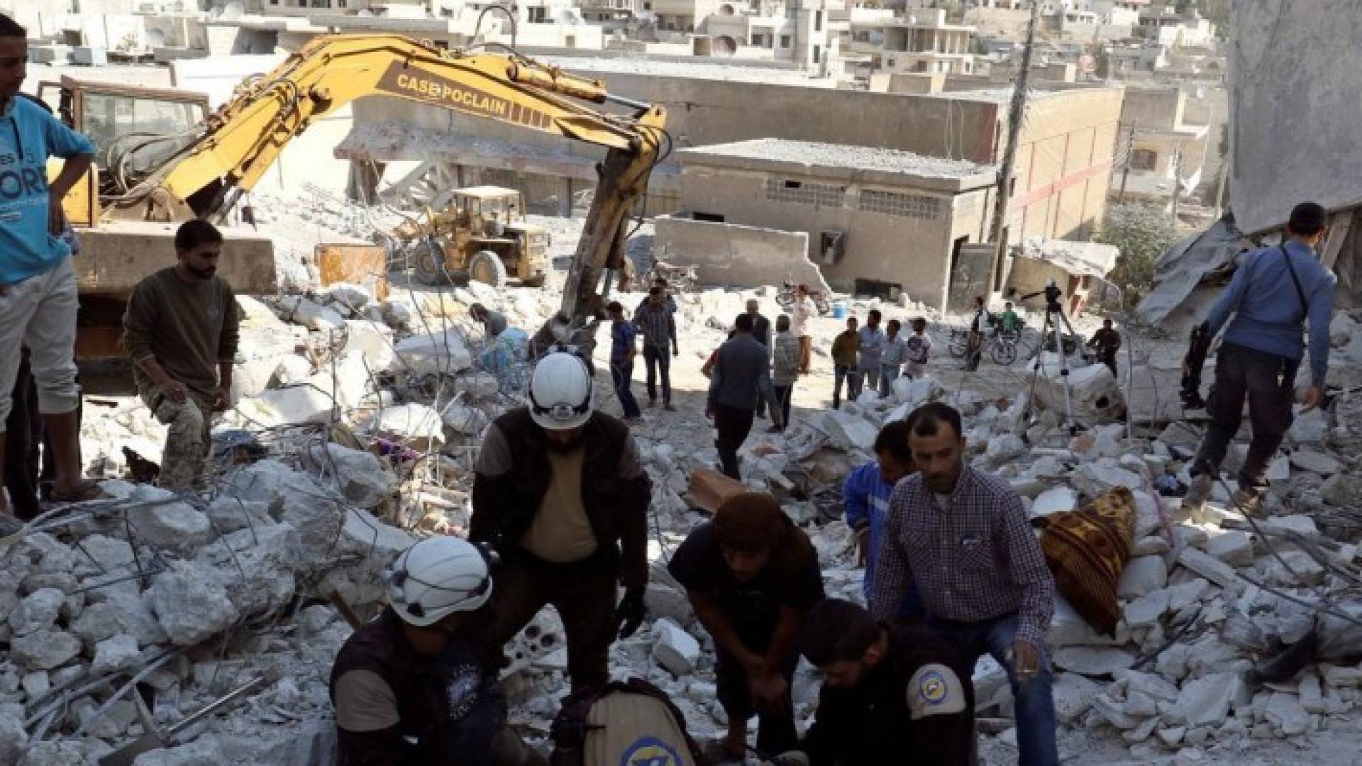 الدفاع المدني يبحث عن ناجين تحت أنقاض غارة جوية في إدلب في أكتوبر 2016