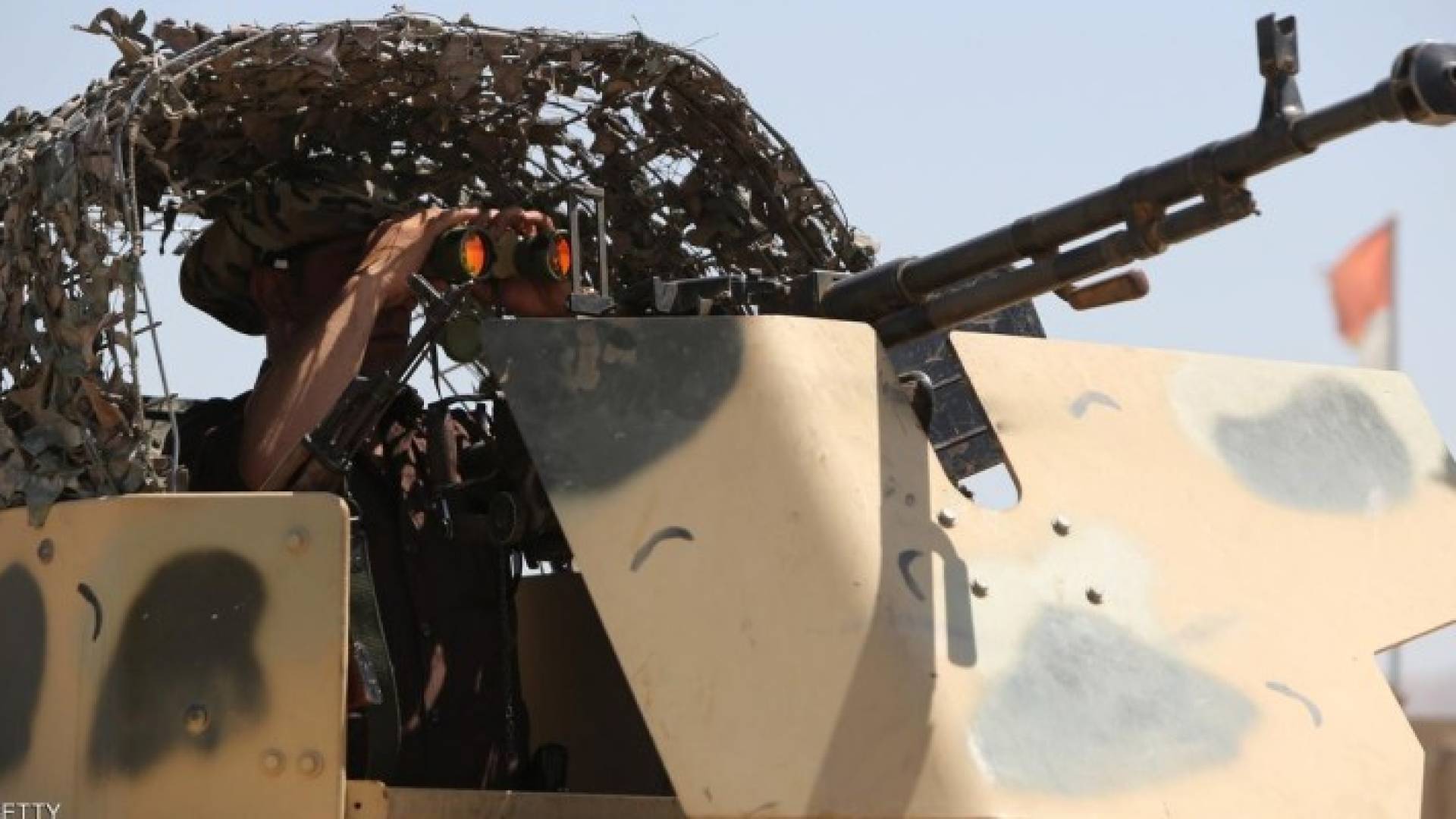  أحد عناصر البشمركة يراقب الأوضاع على الخطوط الأمامية لمعسكر بعشيقة - أرشيفية