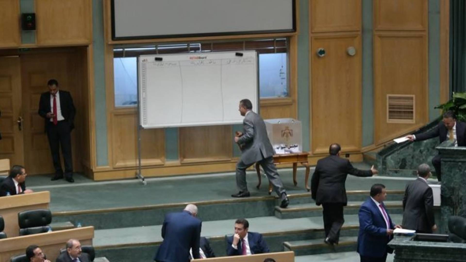 النواب ينتخبون رئيسهم 