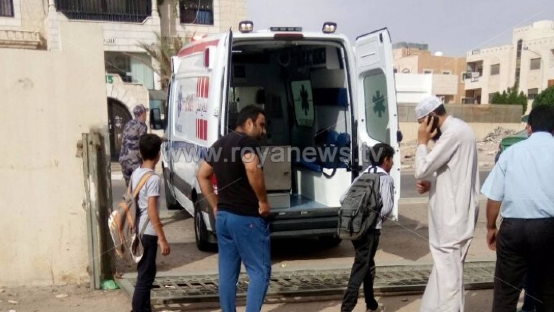 باب مدرسه يسقط على طالب