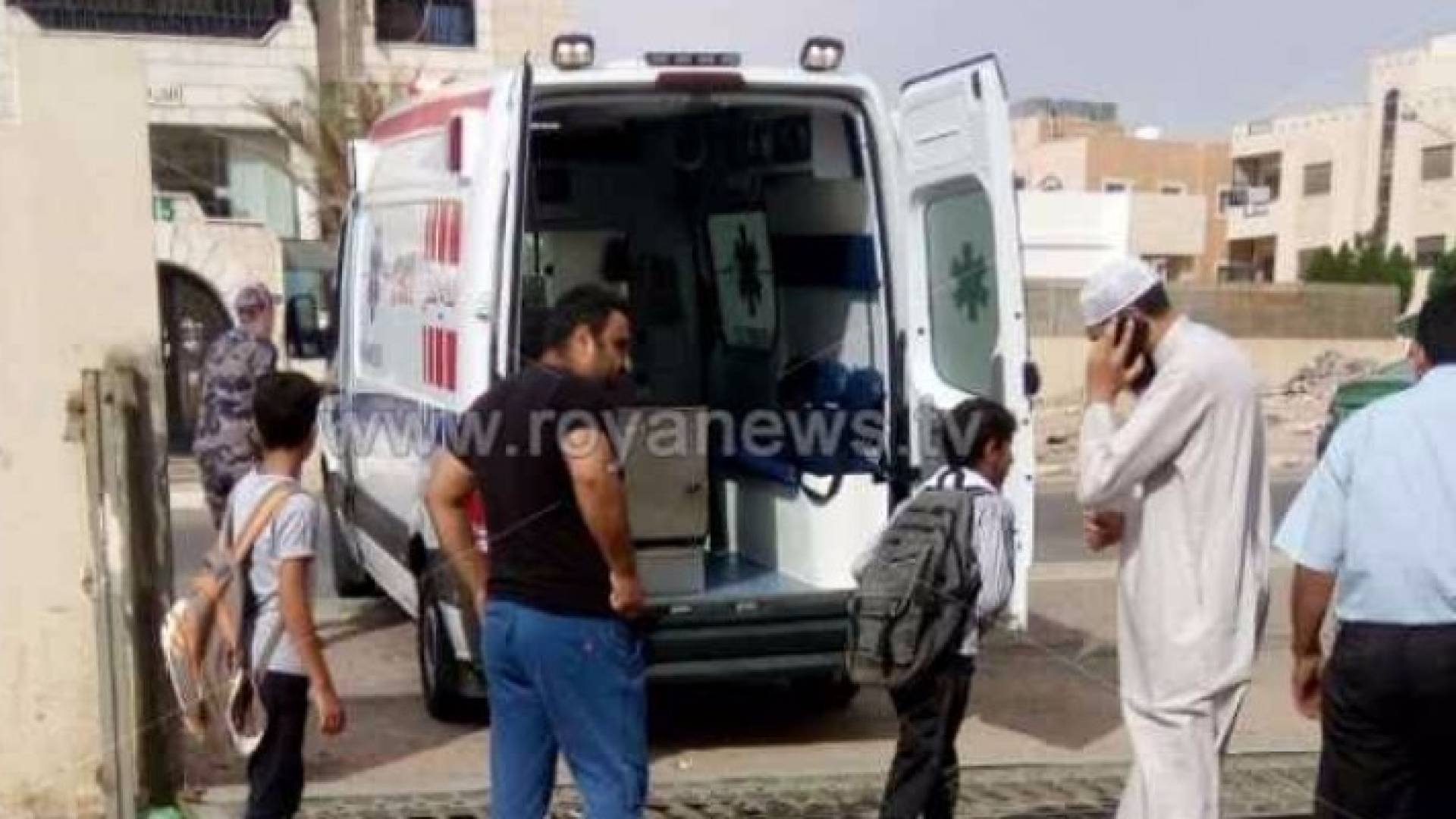 اثناء اسعاف الطالب بعد سقوط باب مدرسه عليه