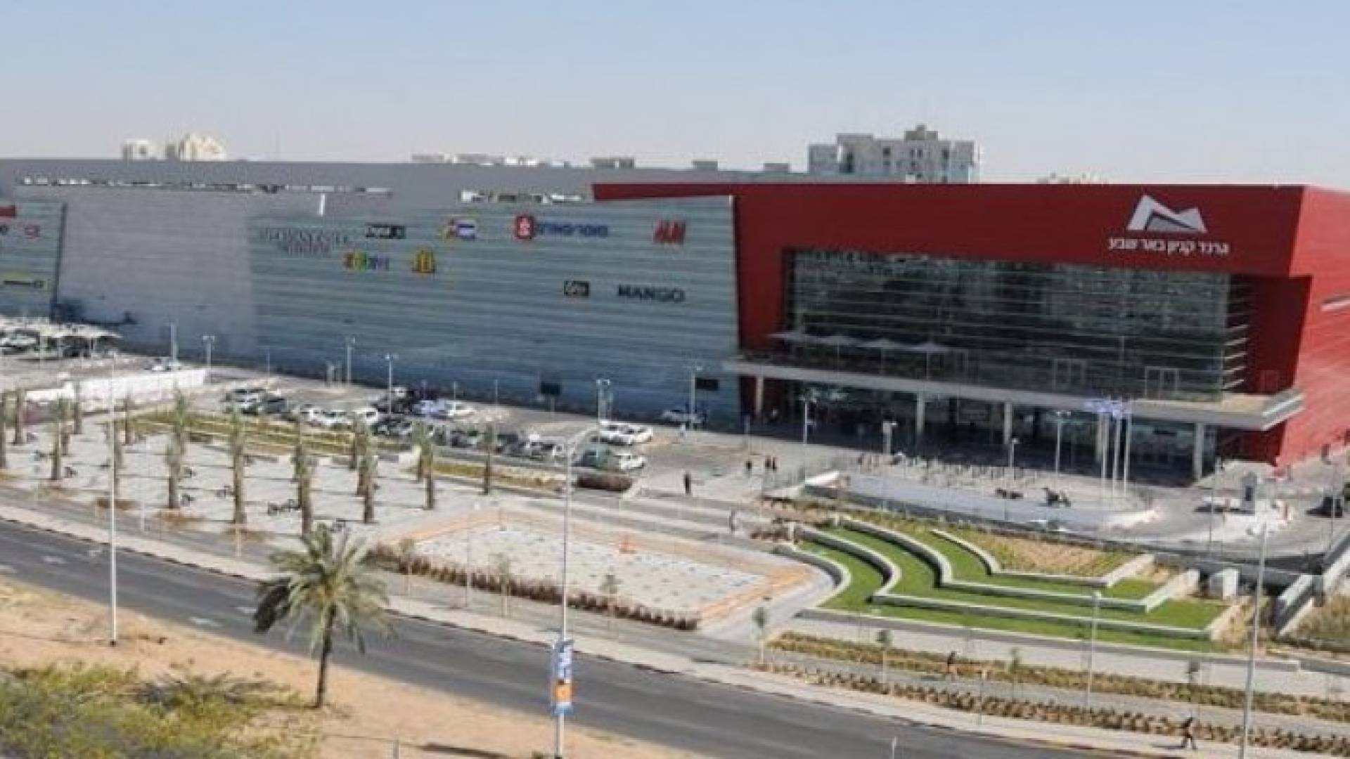 مركز تجاري ضخم غربي رام الله بالضفة الغربية المحتلة