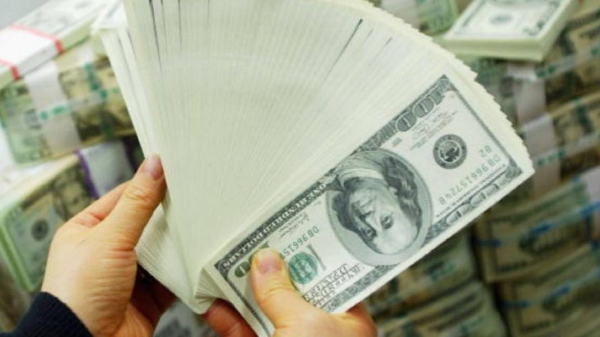 أوراق من العملة الأميركية فئة المئة دولار