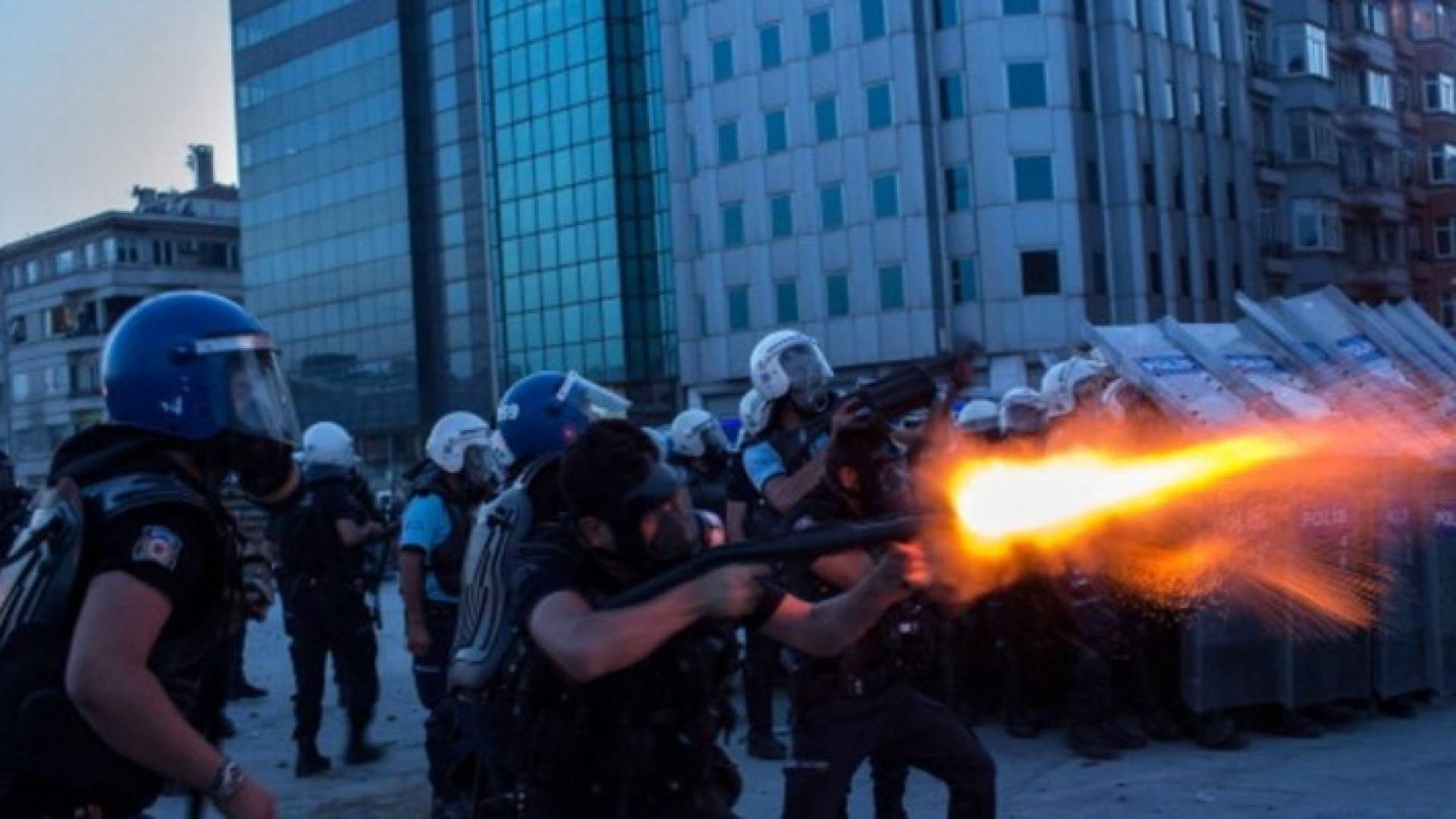 الشرطة التركية تطلق النار على متظاهرين في إسطنبول - أرشيف.