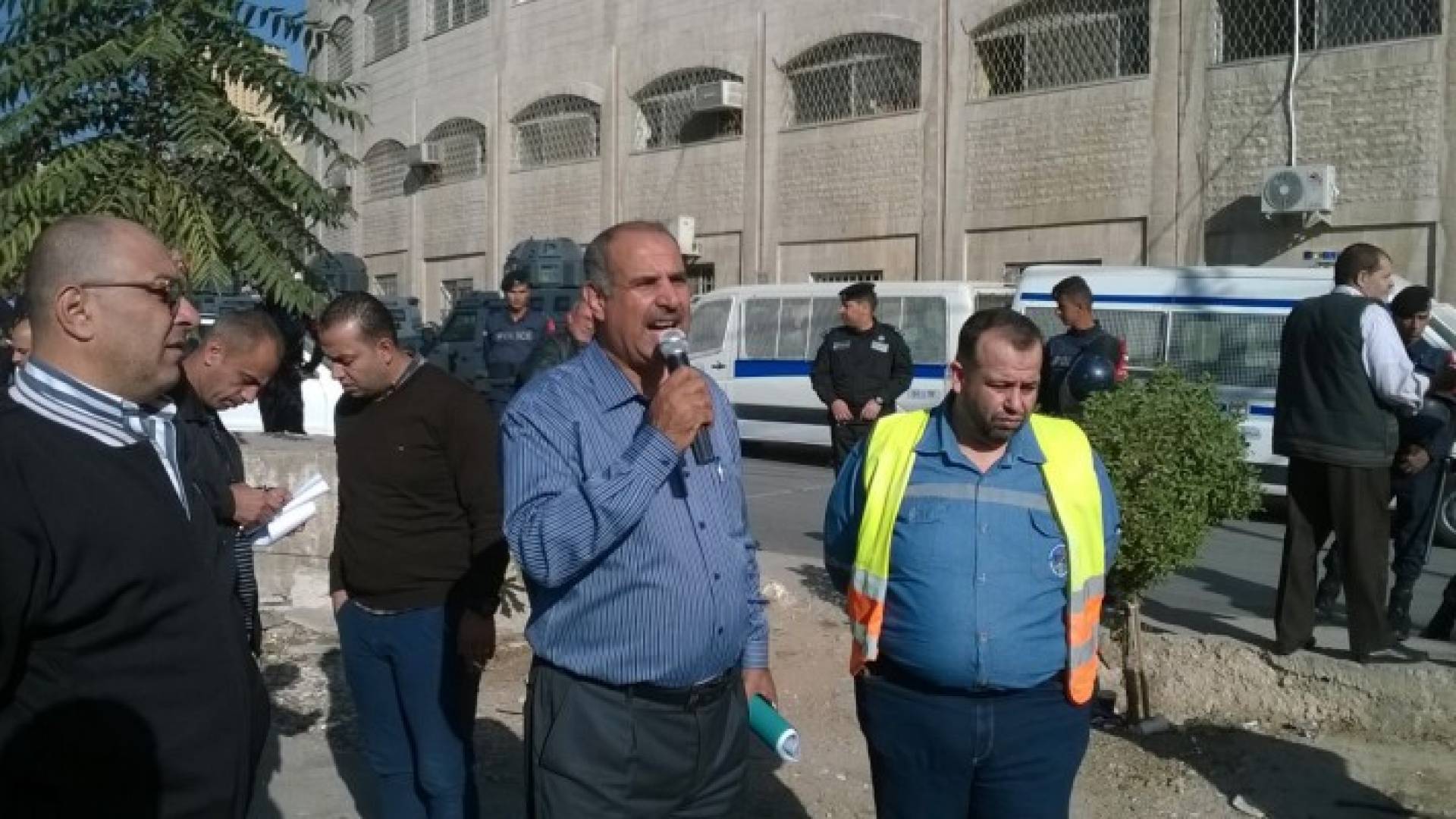 النقيب يتحدث خلال الاعتصام 