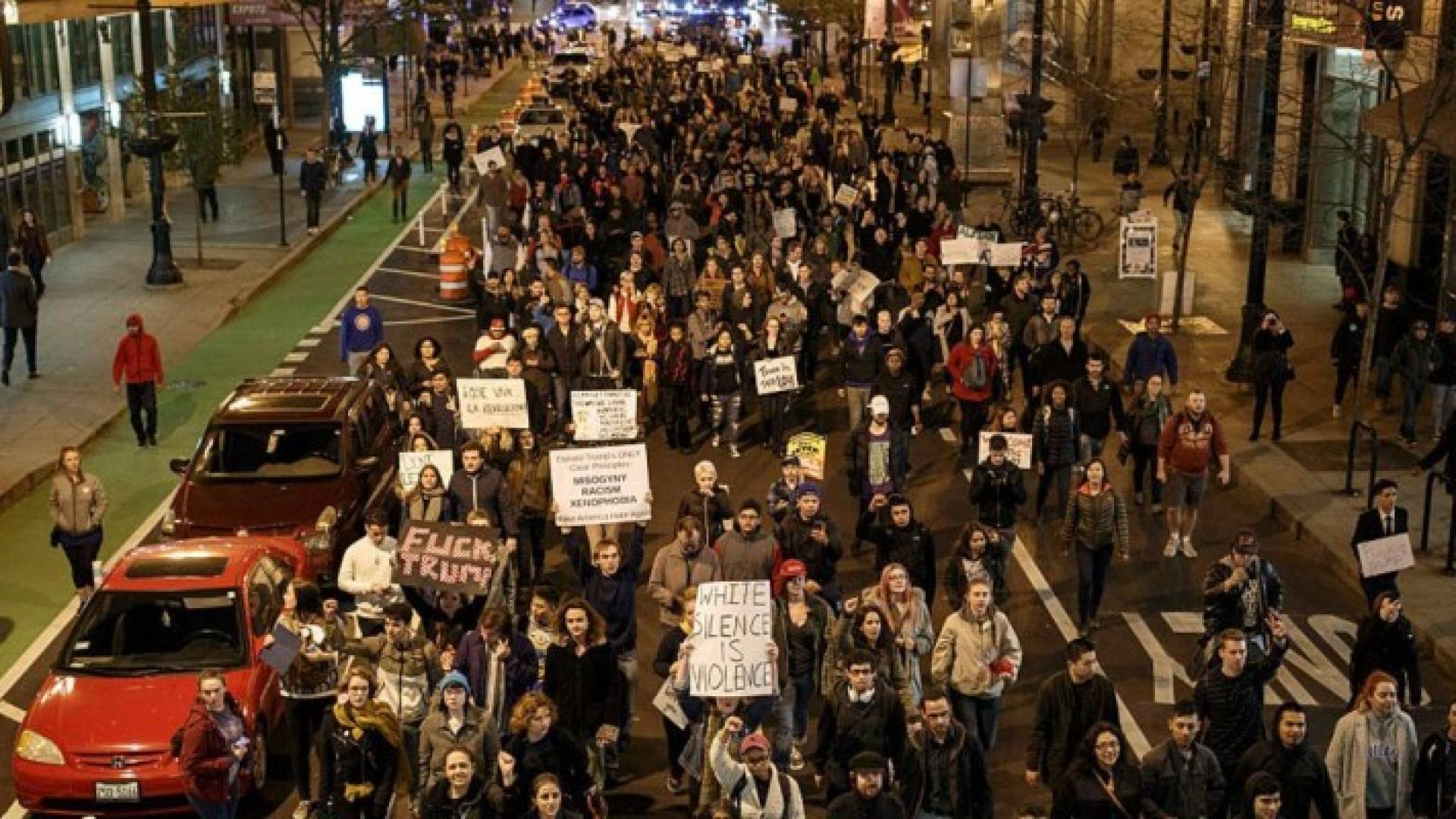 جانب من الاحتجاجات التي عمت سياتل احتجاجا على فوز ترامب