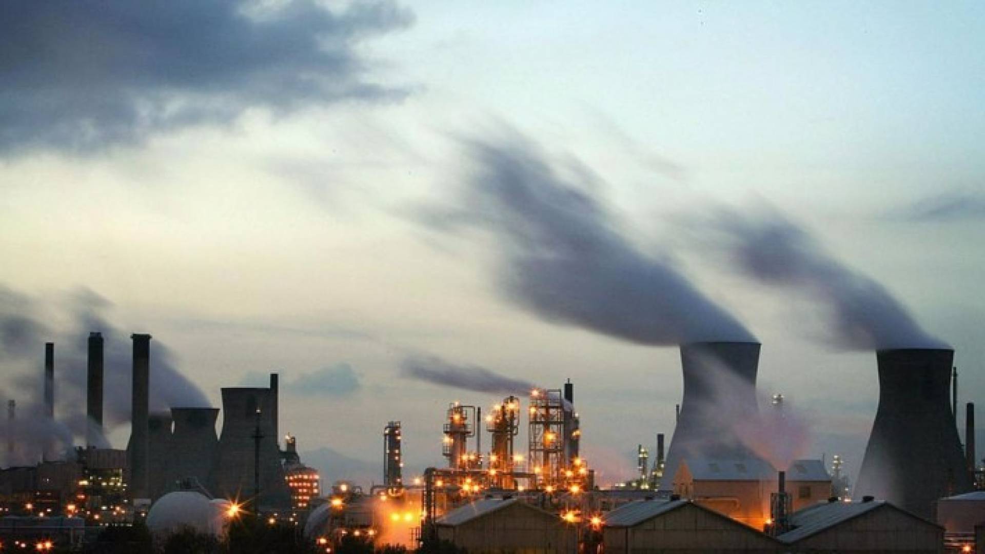 أسواق النفط ما زالت تعاني تخمة في المعروض