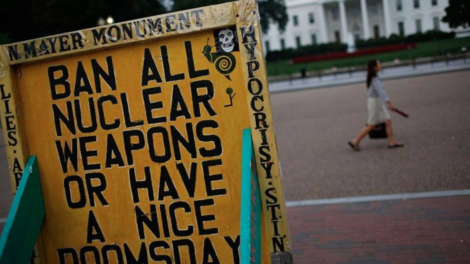 الاتهامات تشمل الاحتيال على البنوك وغسل الأموال