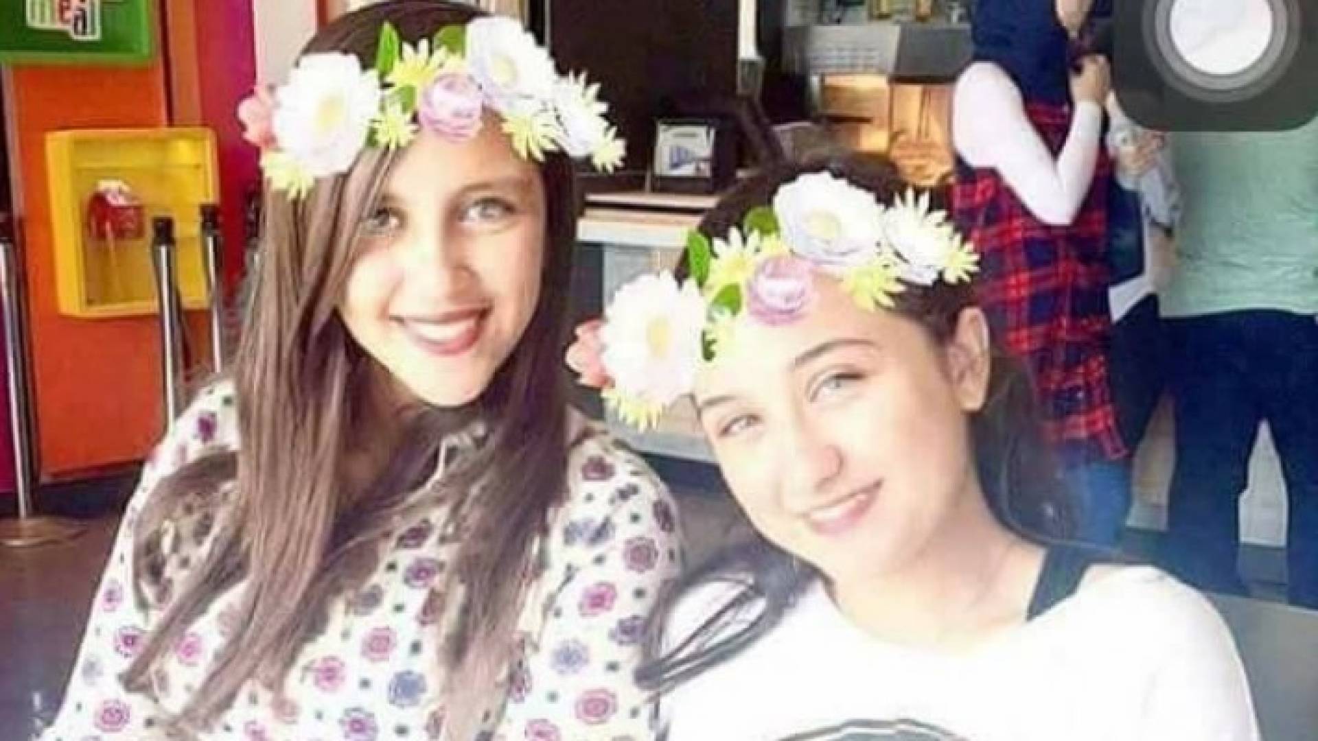 صورة سابقة جمعت الفتاتين