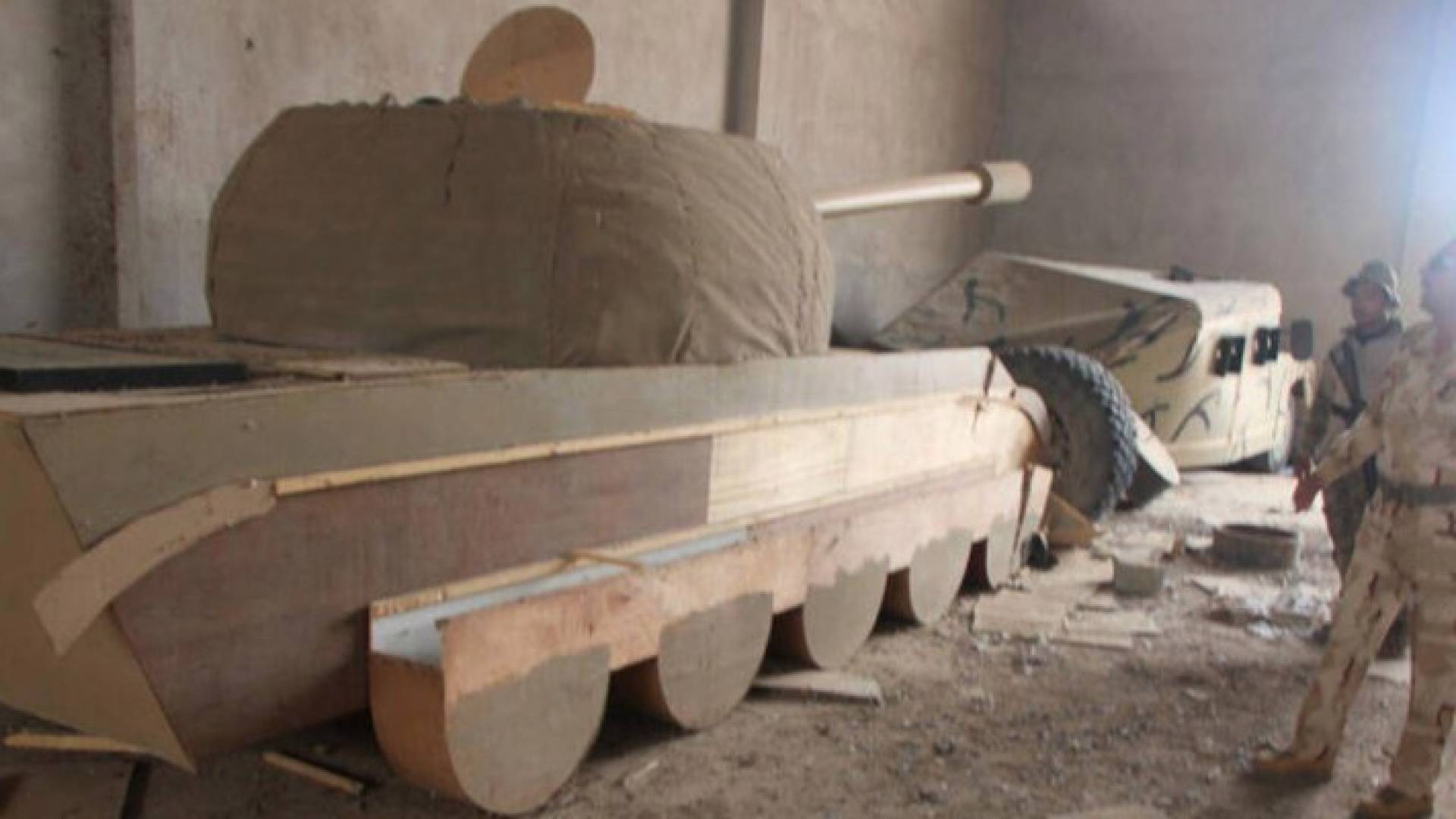 دبابات وأسلحة خشبية 