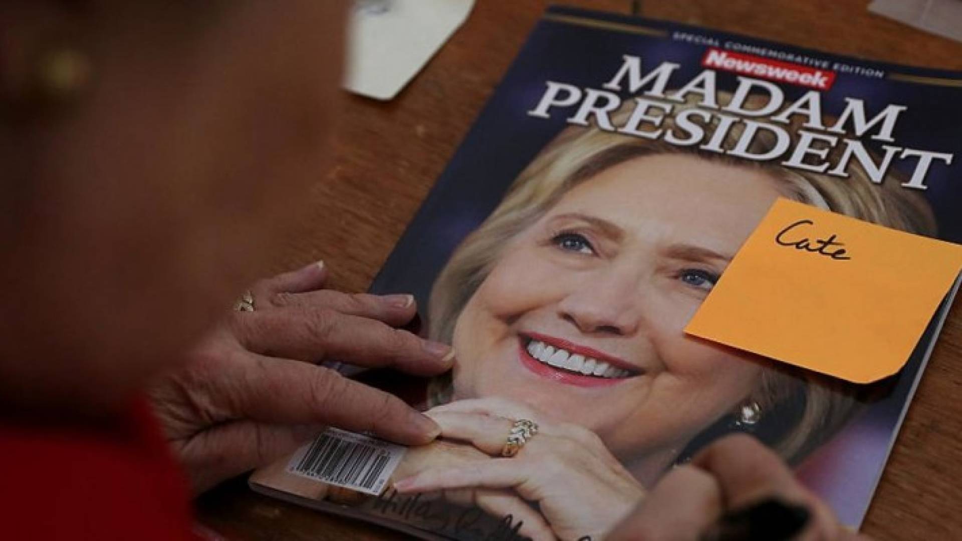 كلينتون تلقي باللائمة على إف.بي.آي في خسارتها الانتخابات