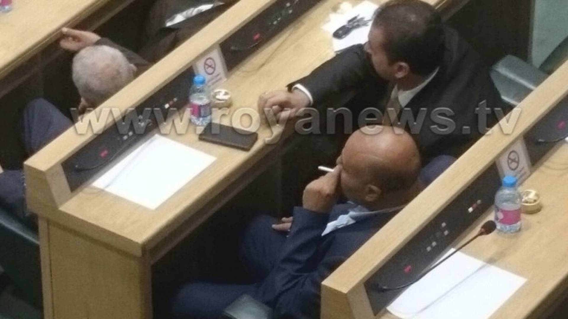 نواب يدخنون في مجلس