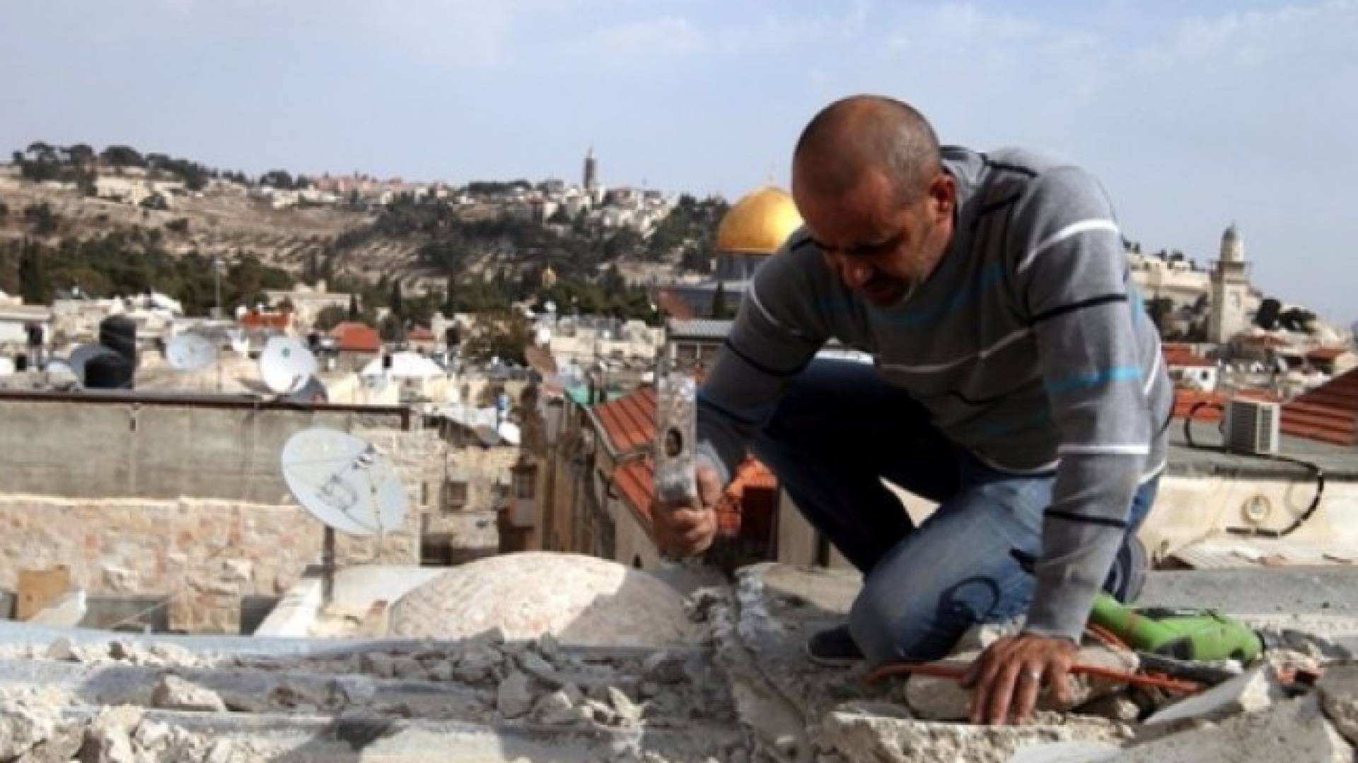 تحاول العائلات المقدسية ترخيص منازلها في حين يرفض الاحتلال ذلك 