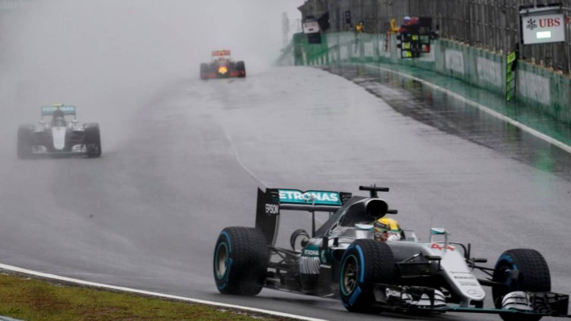  الأمطار عرقلت سير السباق