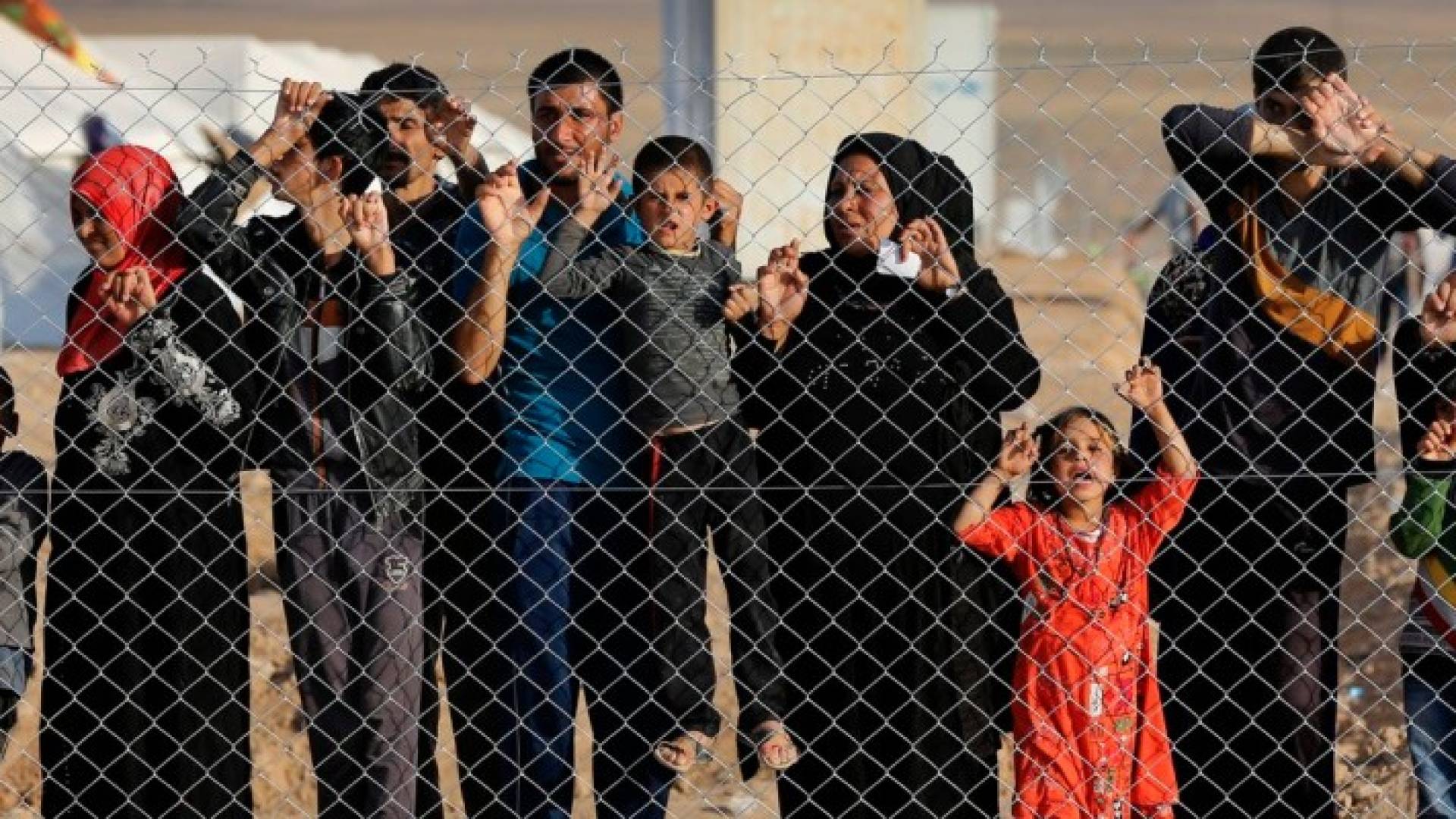 "ننام فوق بعضنا وسط القاذورات وليس لدينا طعام"