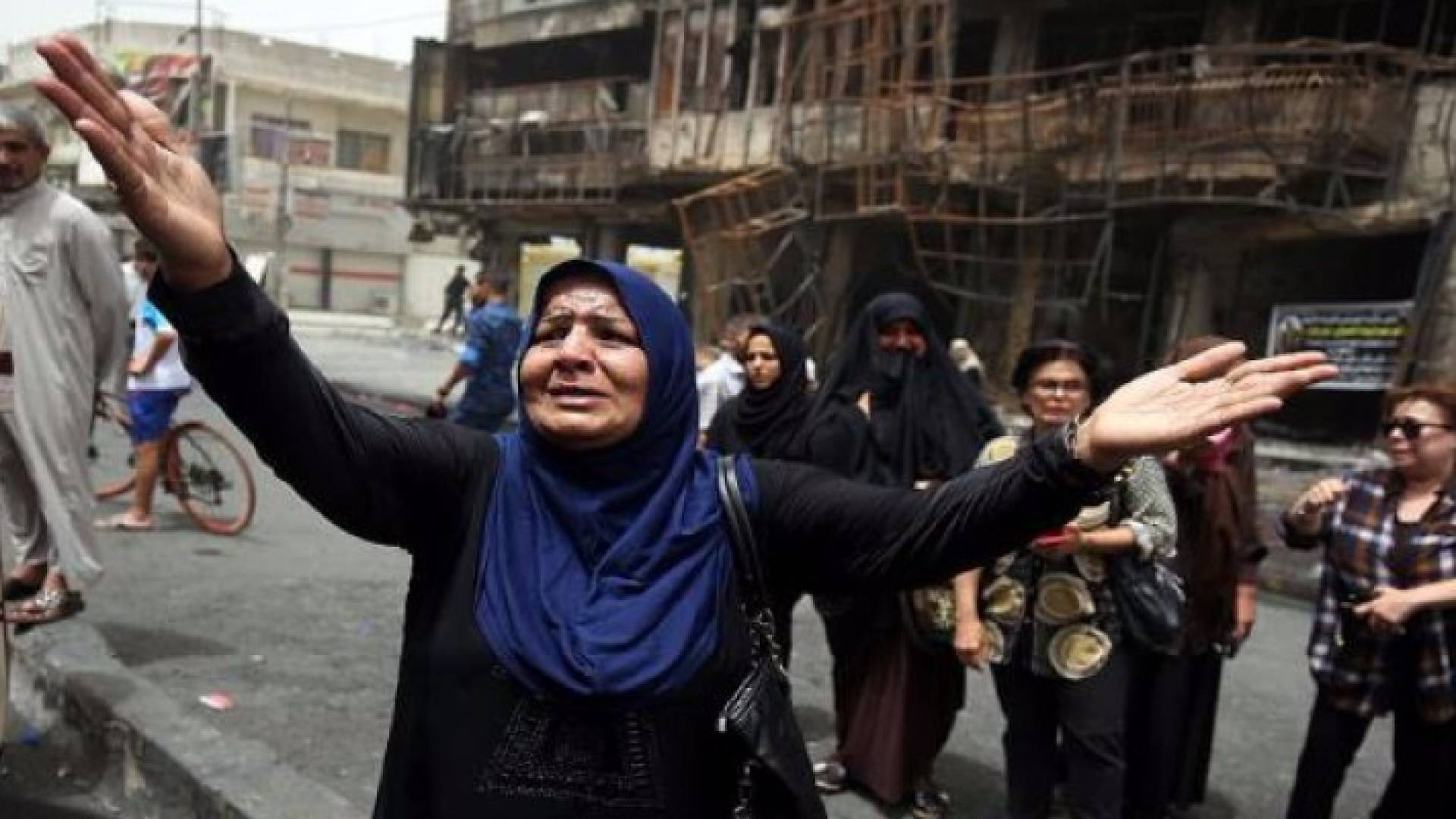 عشرات القتلى والجرحى بسلسلة تفجيرات غربي كربلاء بالعراق