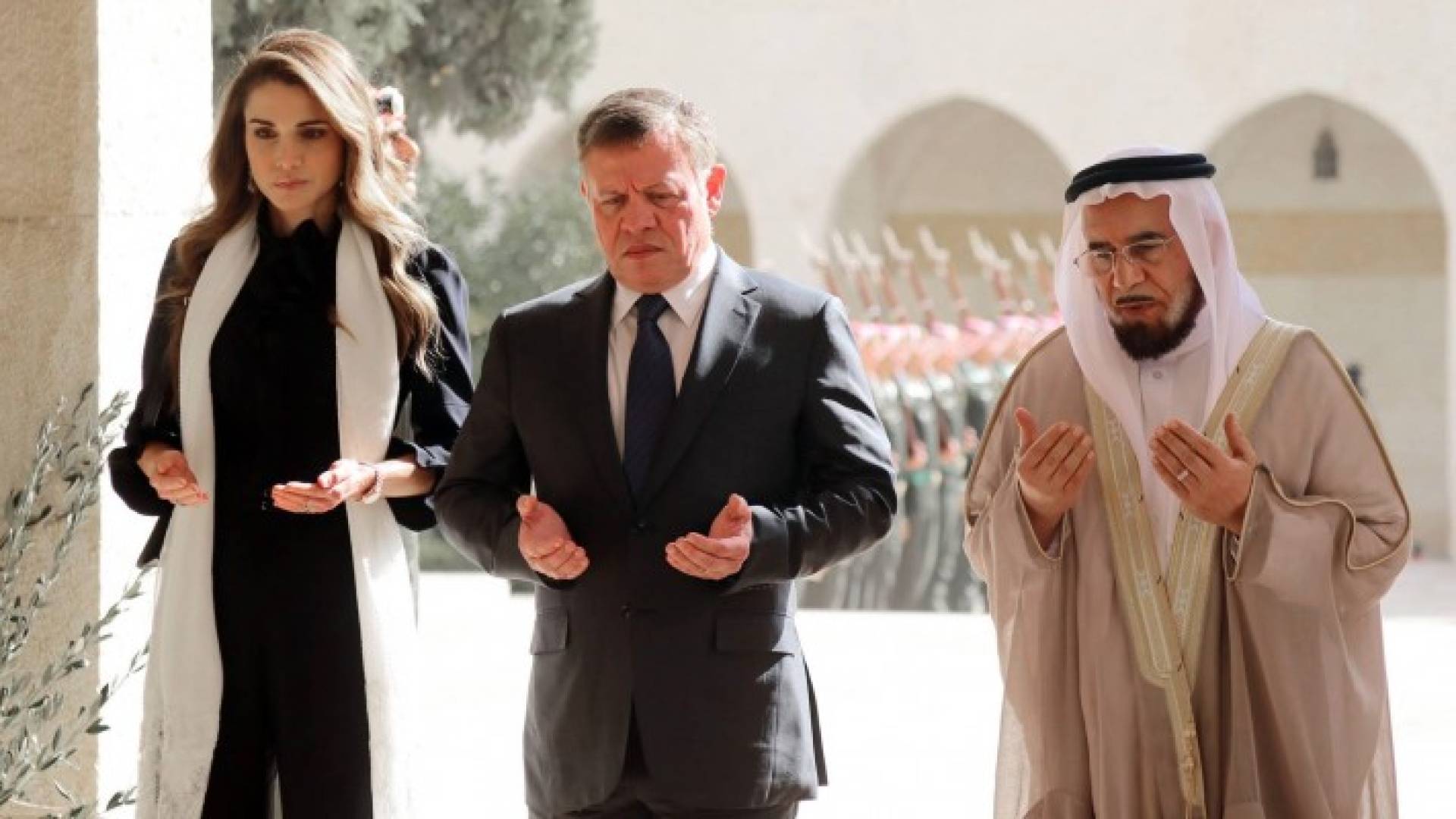 الملك والملكة يزوران ضريح المغفور له الملك الحسين بذكرى ميلاده 