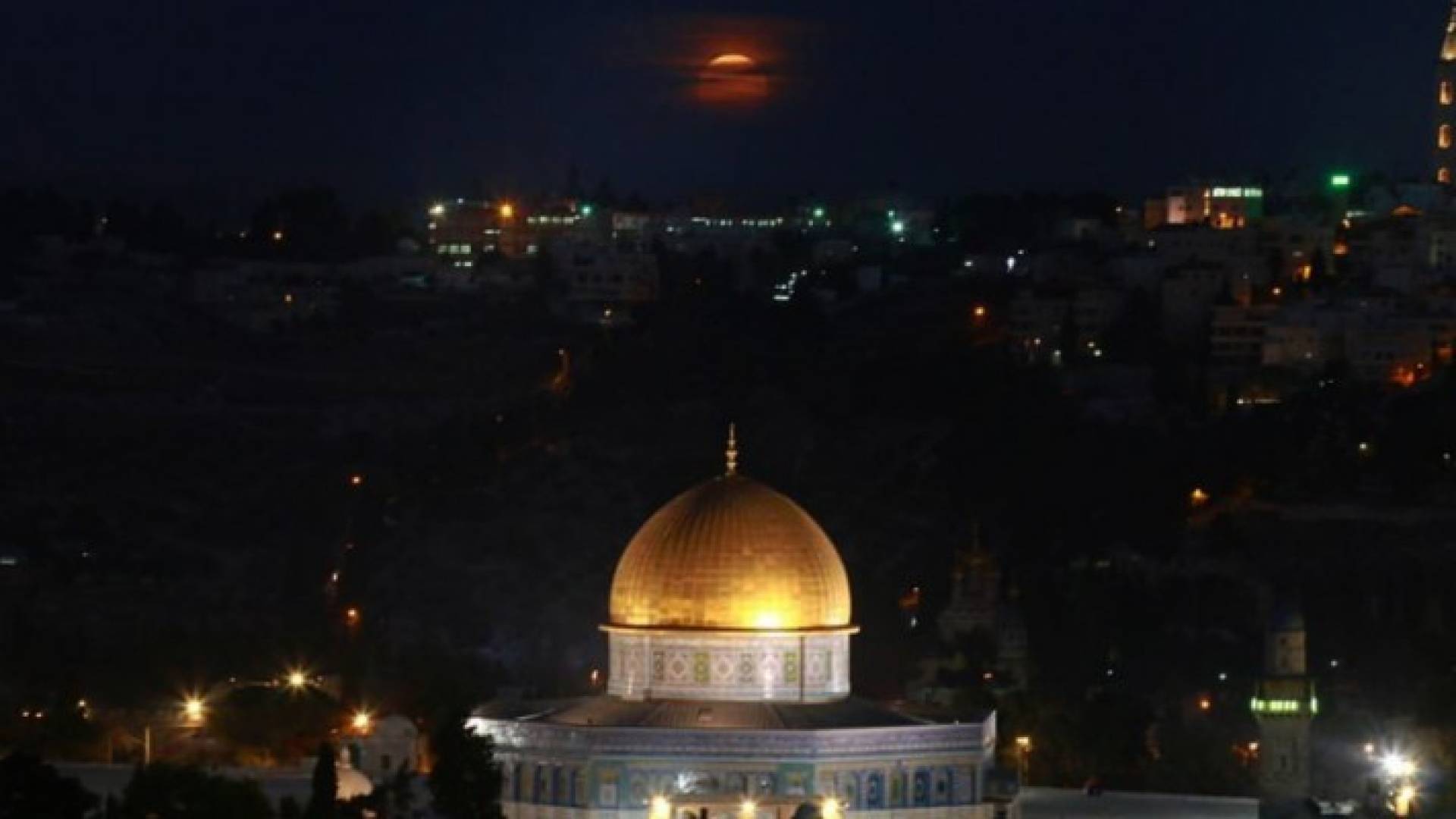 القمر العملااق في سماء مدينة القدس