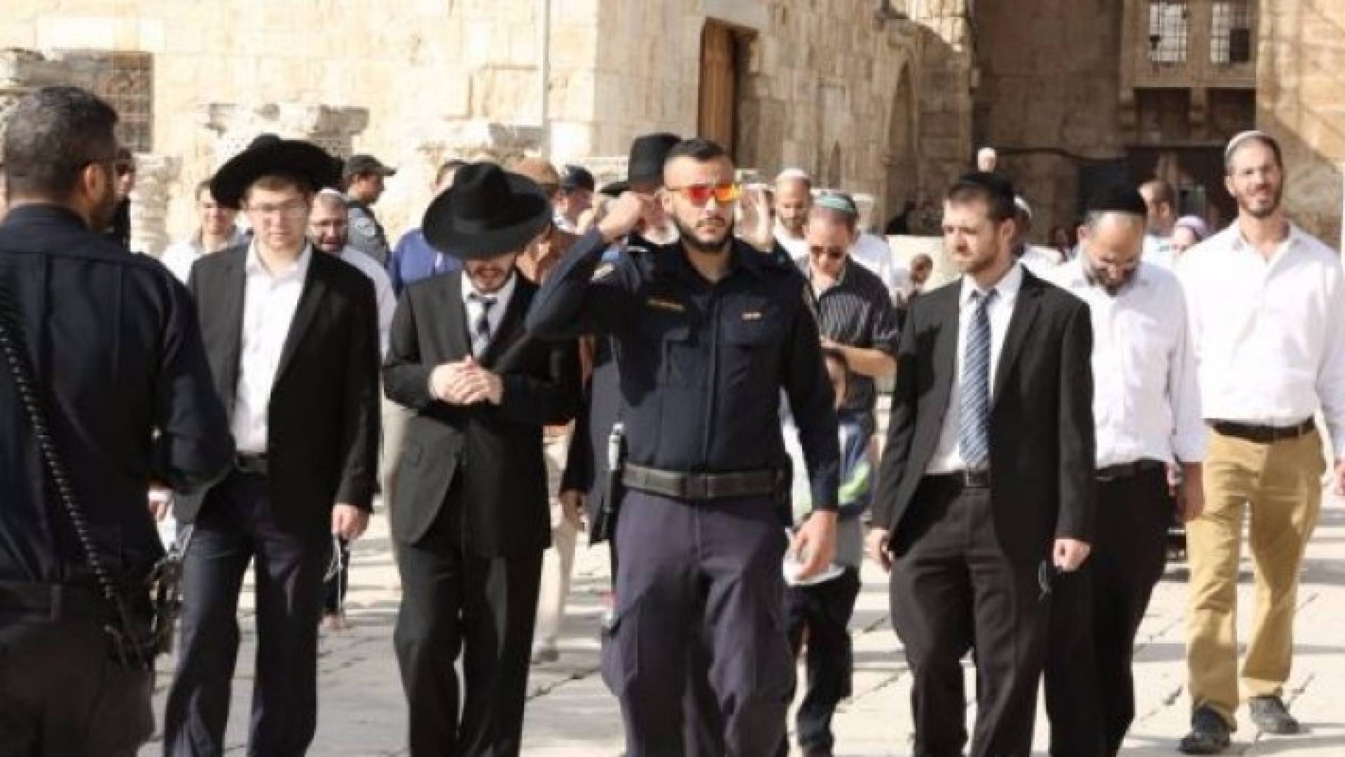 مستوطنون يقتحمون باحات المسجد الاقصى 