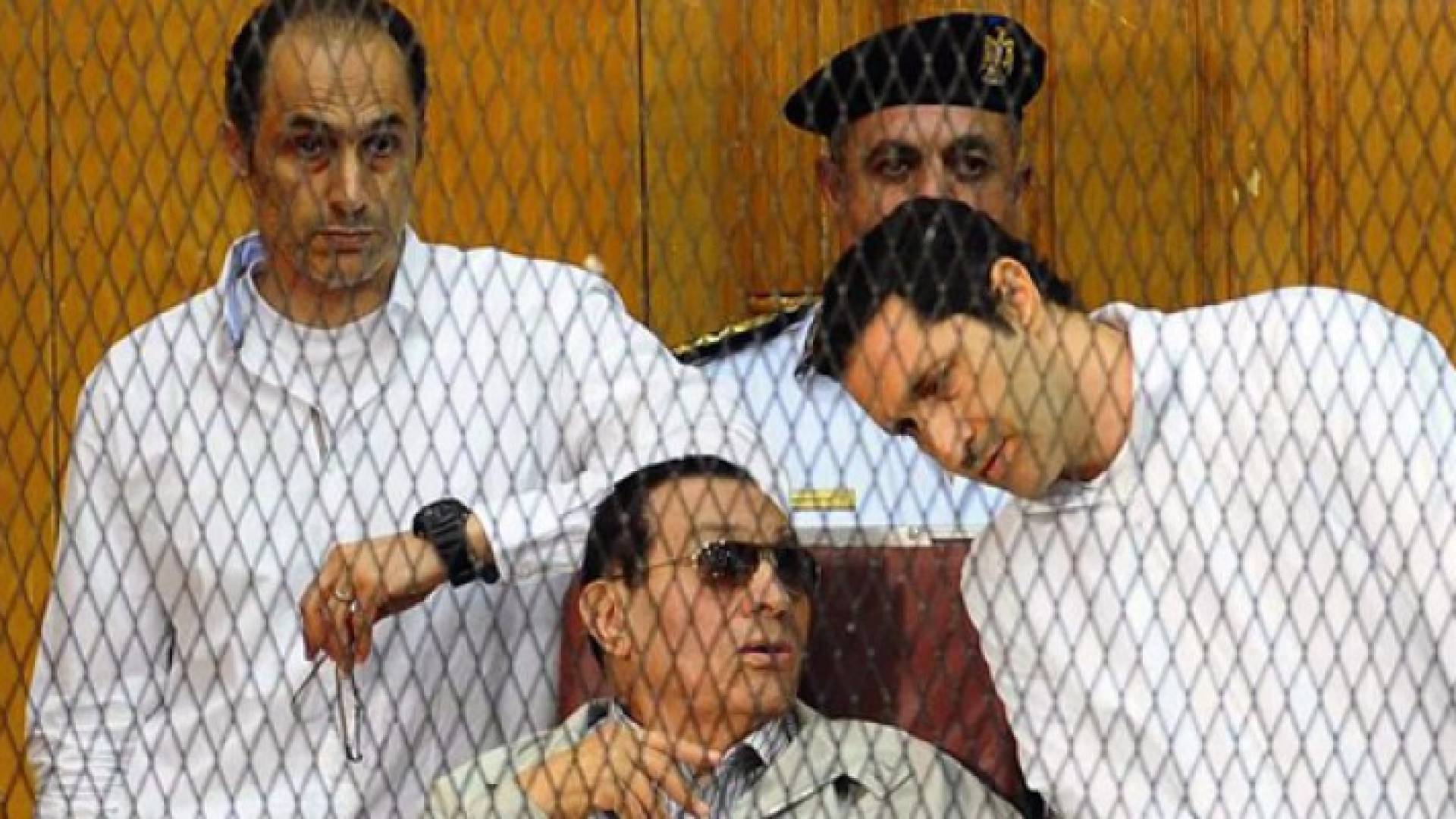  الرئيس المصري المخلوع حسني مبارك ونجليه داخل السجن 